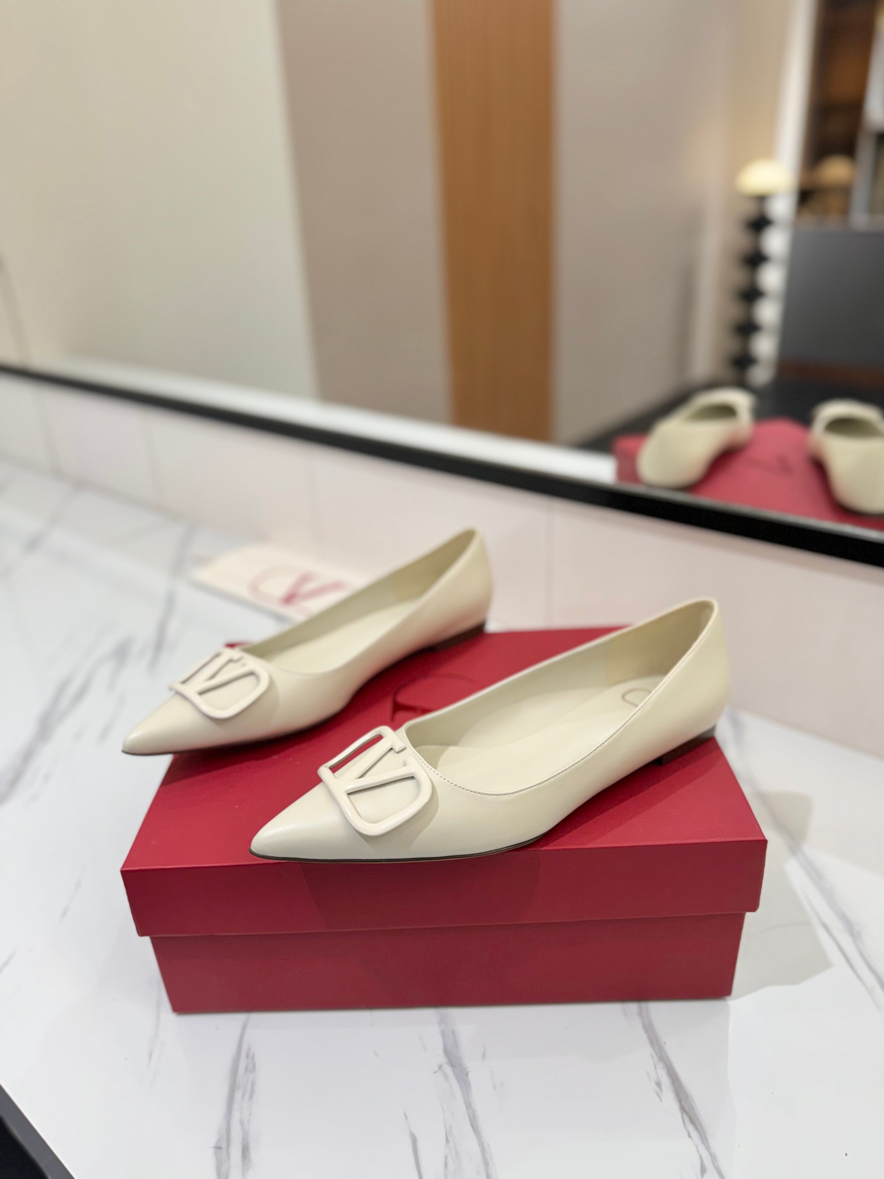 VALENTINO 26S BALLET FLATS IN CREAM WHITE SMOOTH CALFSKIN