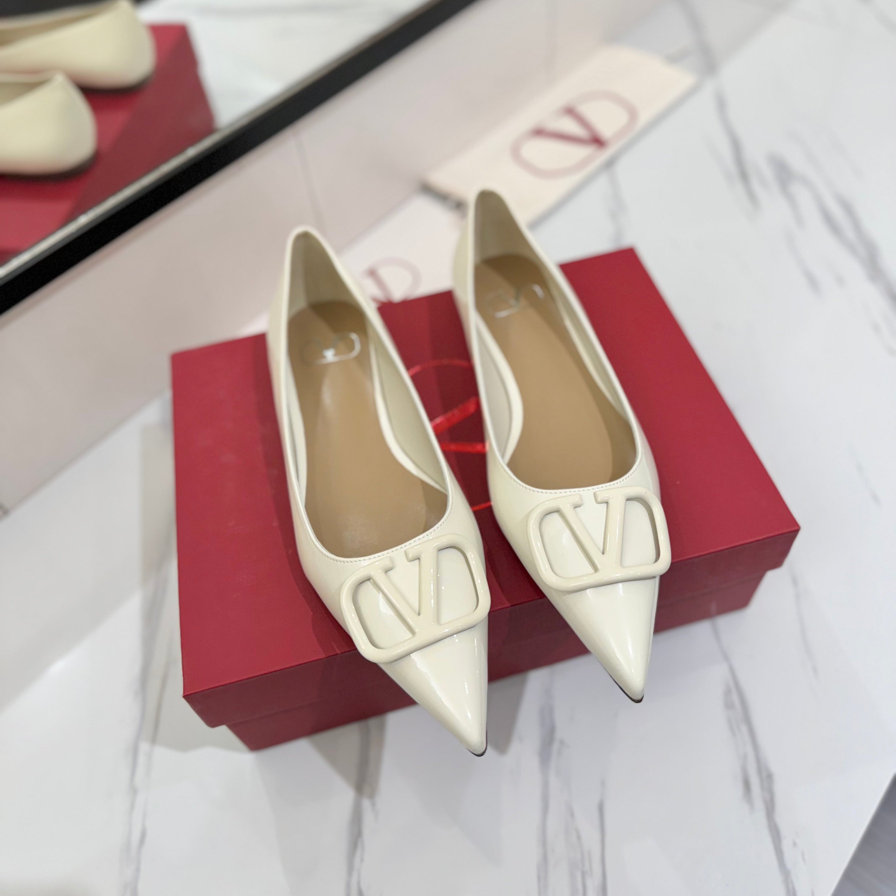 VALENTINO 26S BALLET FLATS IN WHITE PATENT CALFSKIN
