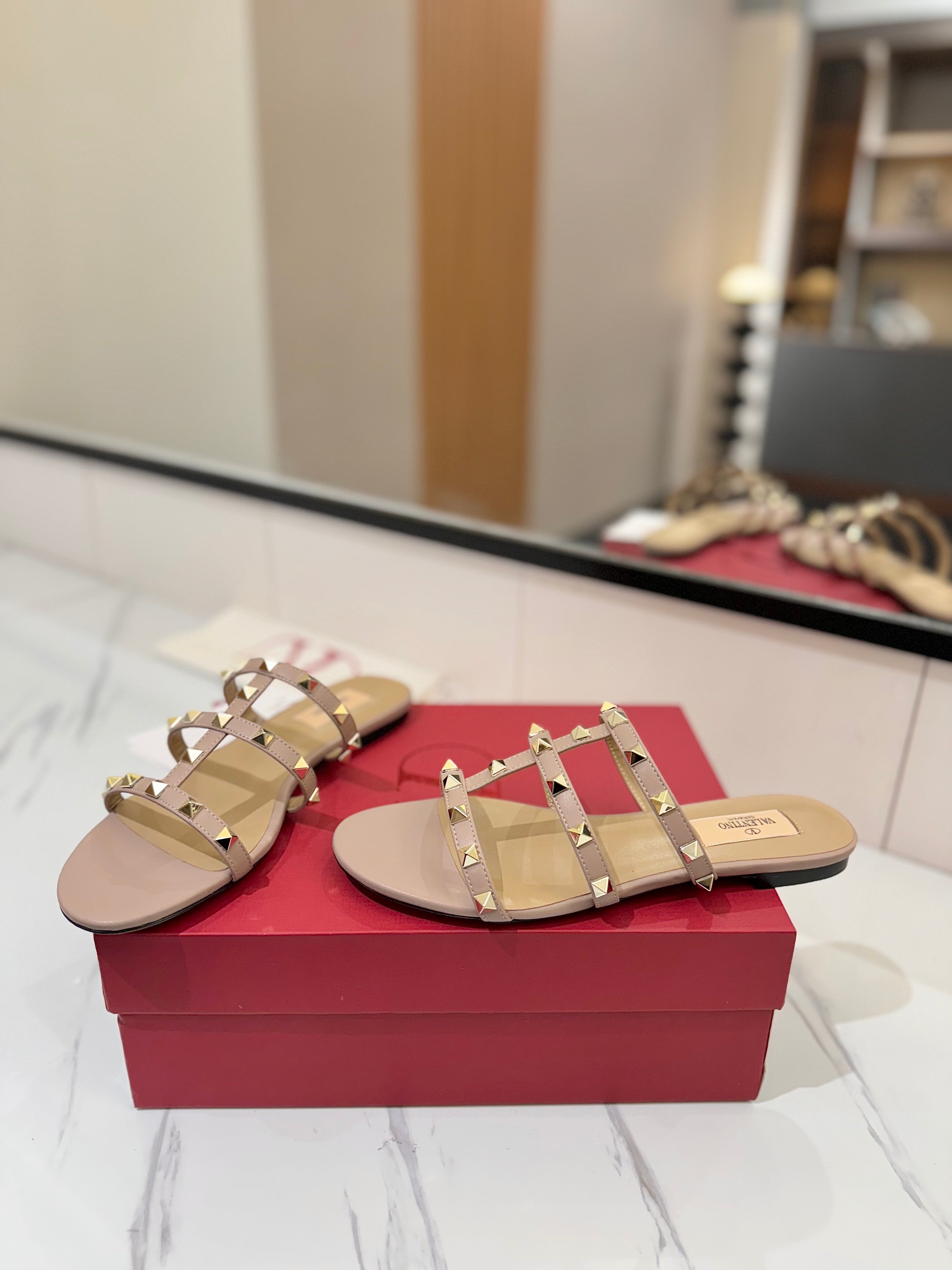 VALENTINO 26S SANDALS IN NUDE CALFSKIN WITH GOLD STUDS