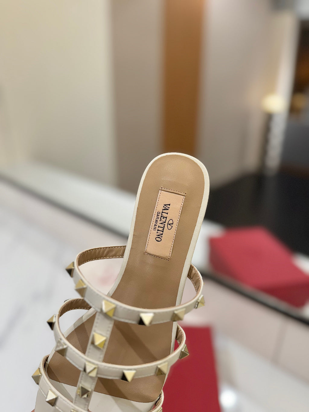 VALENTINO 26S SANDALS IN CREAM WHITE CALFSKIN WITH GOLD STUDS