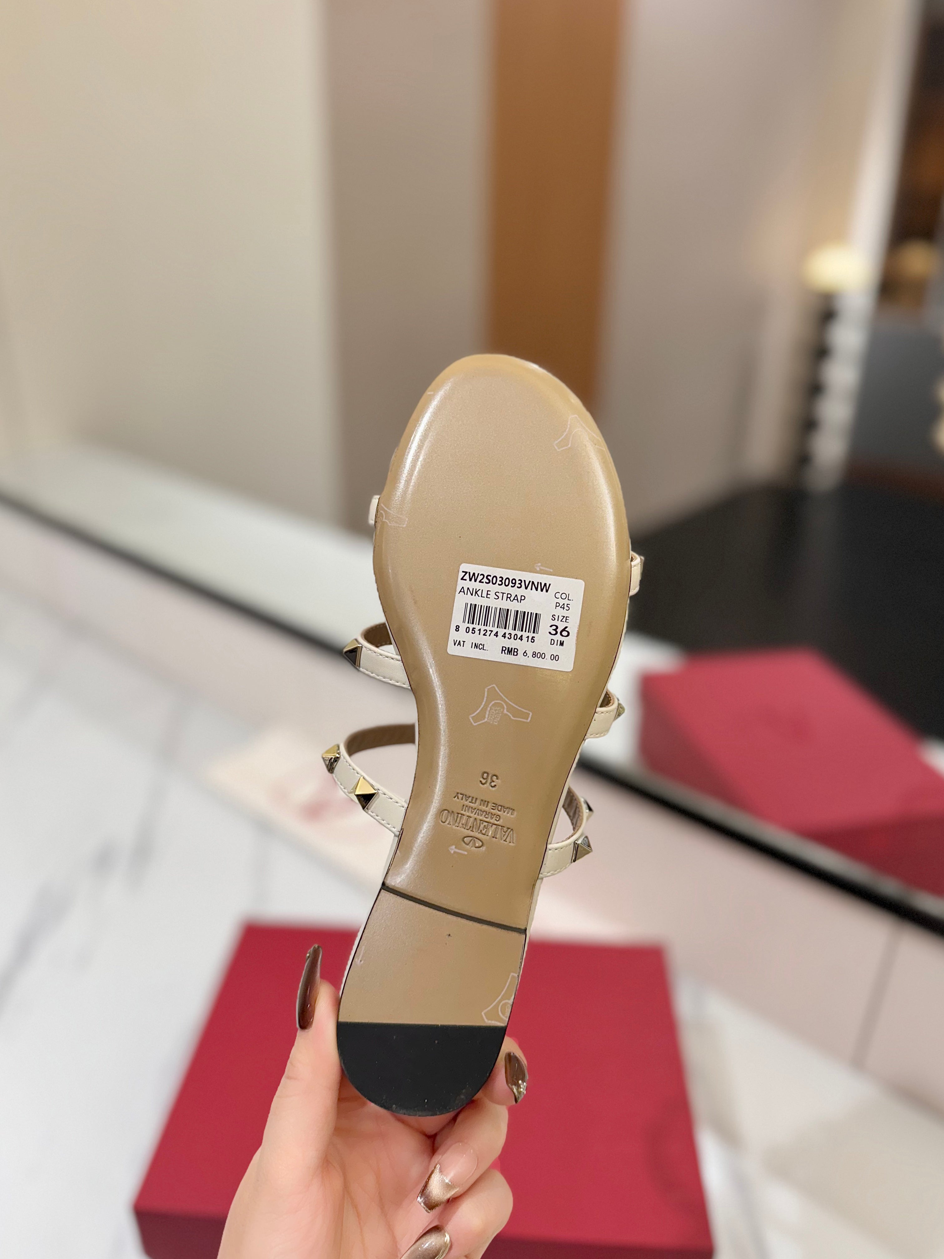 VALENTINO 26S SANDALS IN CREAM WHITE CALFSKIN WITH GOLD STUDS