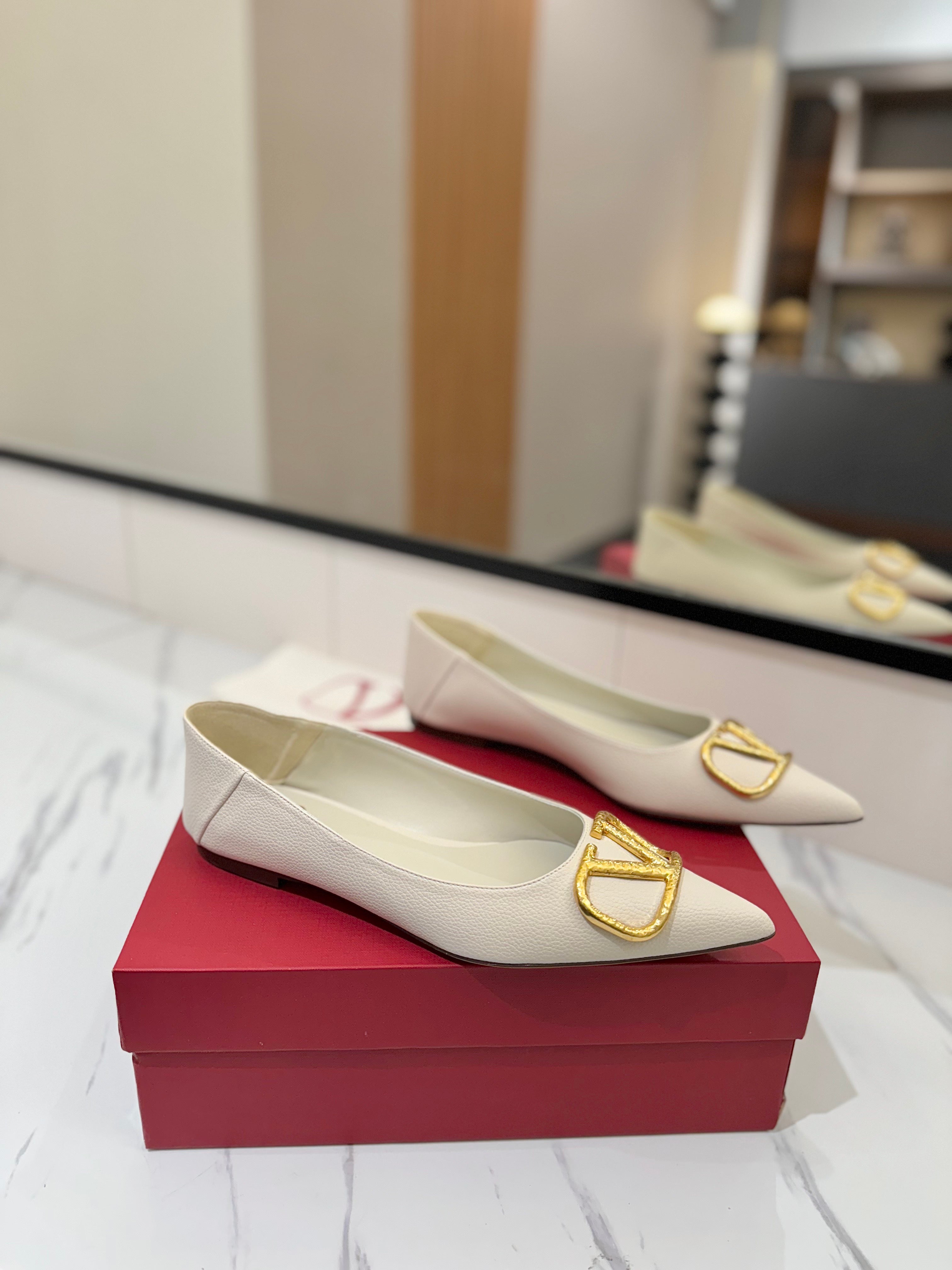 VALENTINO 26S BALLET FLATS IN WHITE GRAINED CALFSKIN WITH GOLD HARDWARE
