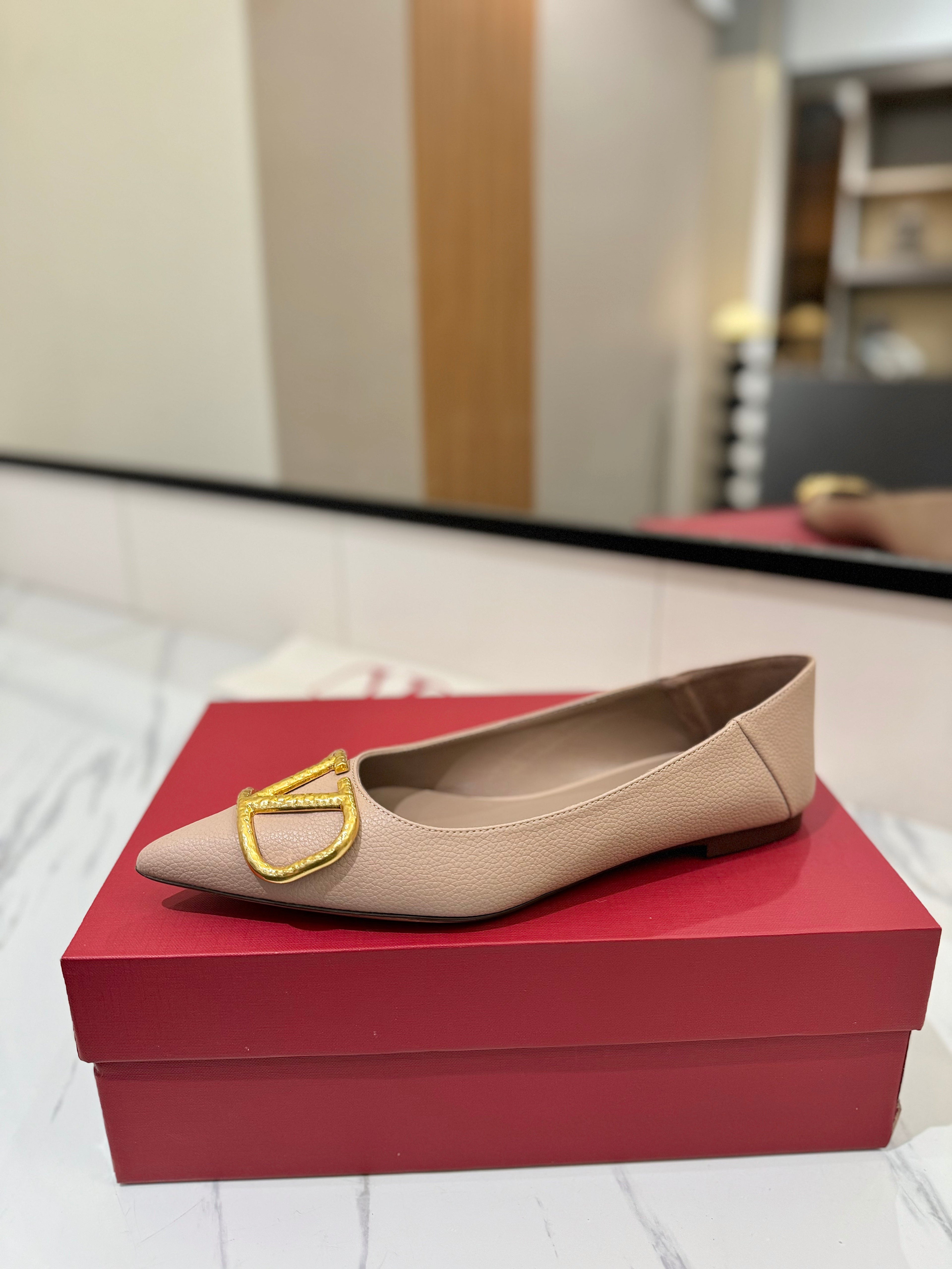 VALENTINO 26S BALLET FLATS IN NUDE GRAINED CALFSKIN WITH GOLD HARDWARE