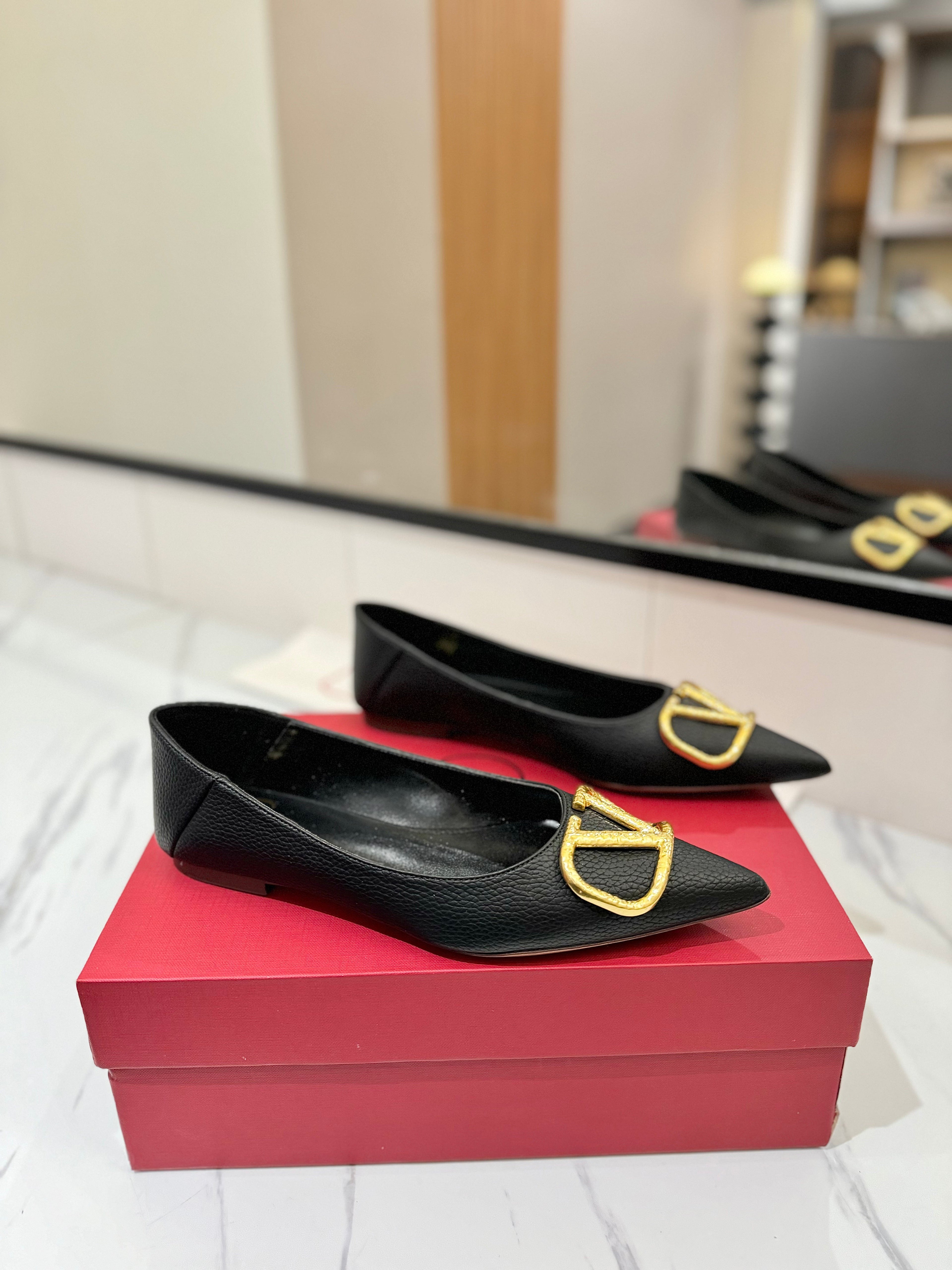 VALENTINO 26S BALLET FLATS IN BLACK GRAINED CALFSKIN WITH GOLD HARDWARE