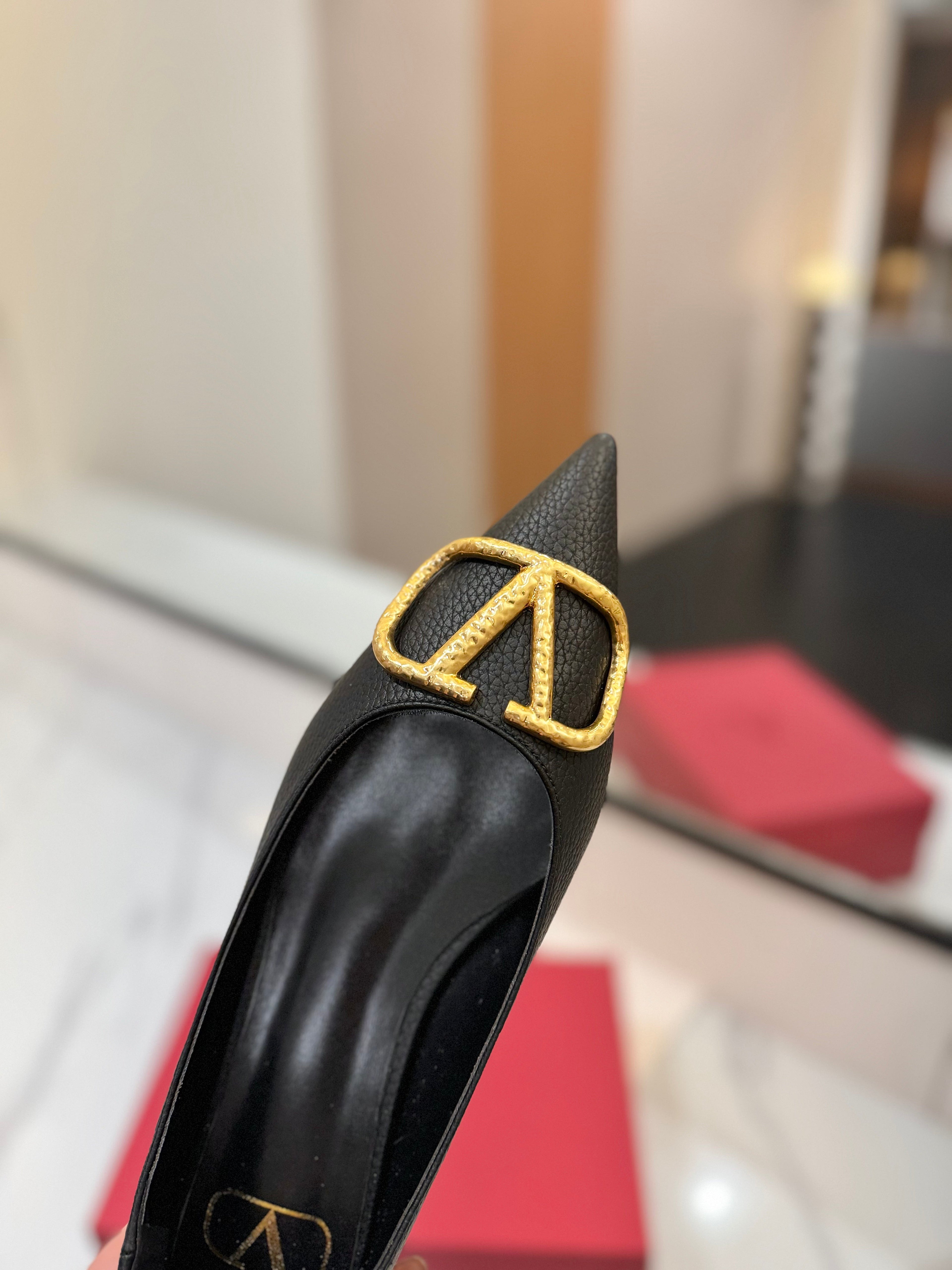 VALENTINO 26S BALLET FLATS IN BLACK GRAINED CALFSKIN WITH GOLD HARDWARE