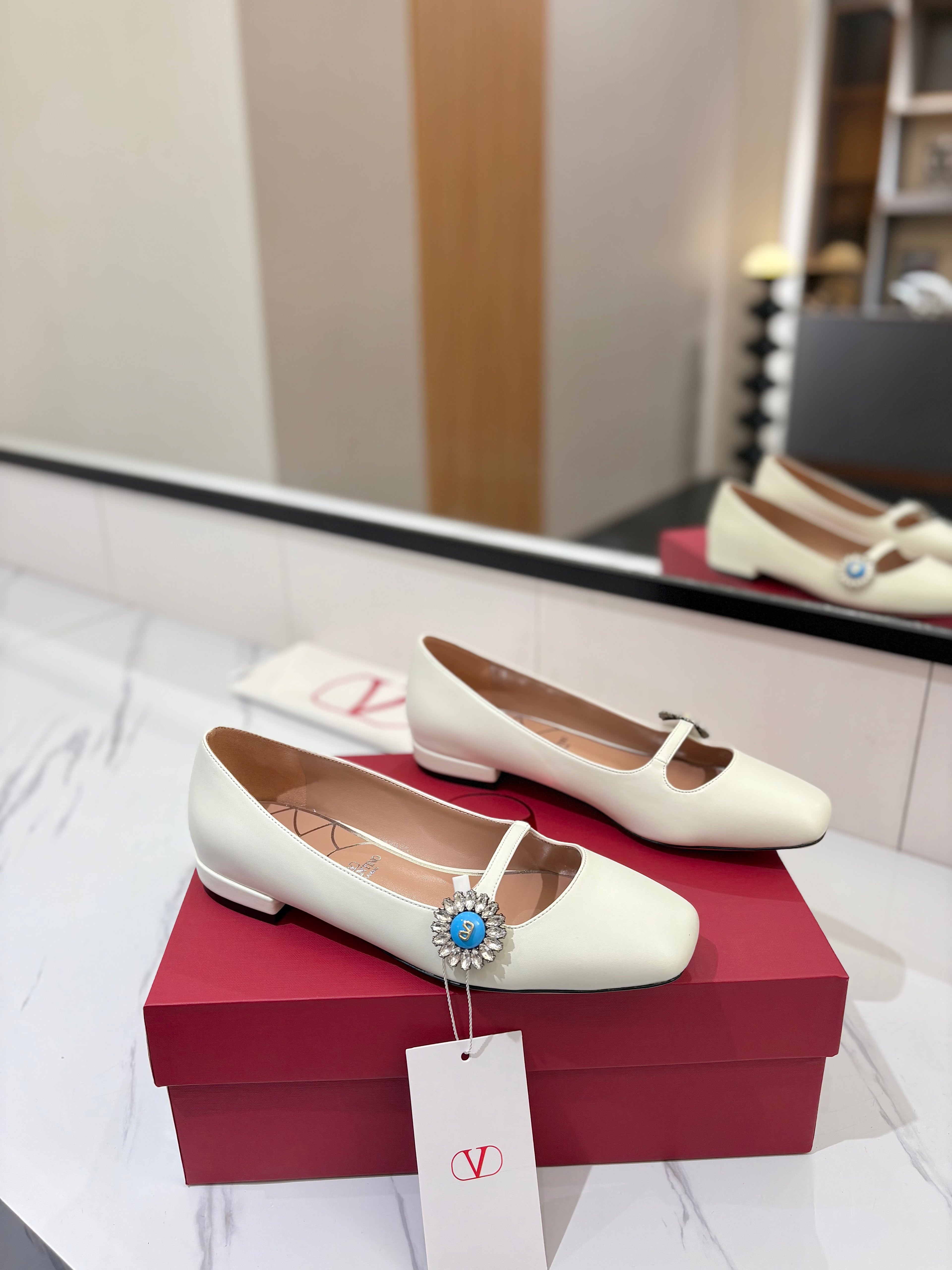 VALENTINO 26S MARY JANE FLATS IN WHITE CALFSKIN WITH CRYSTAL FLOWER