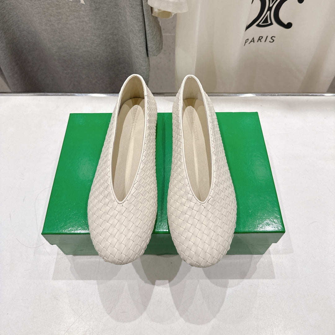 BOTTEGA VENETA 26S BALLET FLATS IN OFF-WHITE WOVEN LAMBSKIN