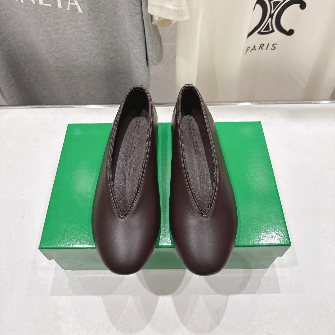 BOTTEGA VENETA 26S BALLET FLATS IN DARK BROWN LAMBSKIN