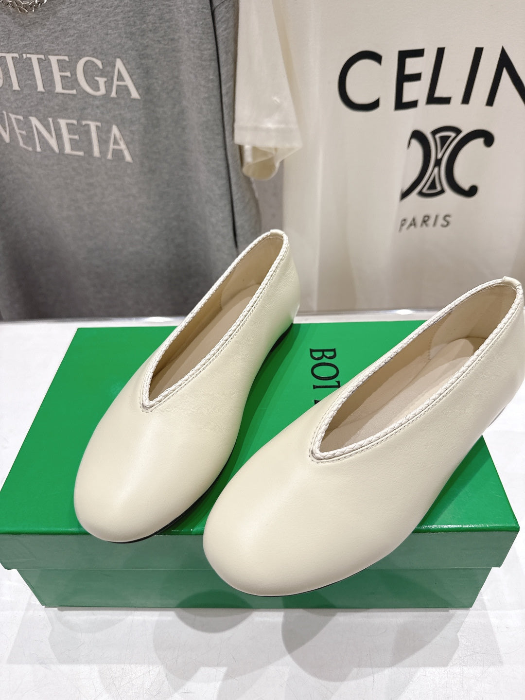 BOTTEGA VENETA 26S BALLET FLATS IN OFF-WHITE LAMBSKIN