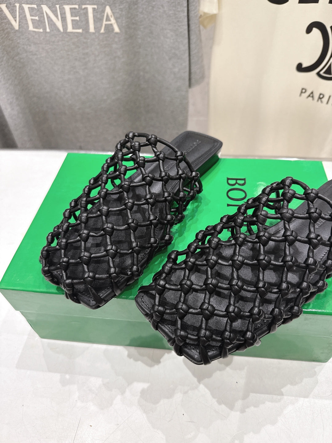 BOTTEGA VENETA 26S WOVEN MULES IN BLACK LAMBSKIN