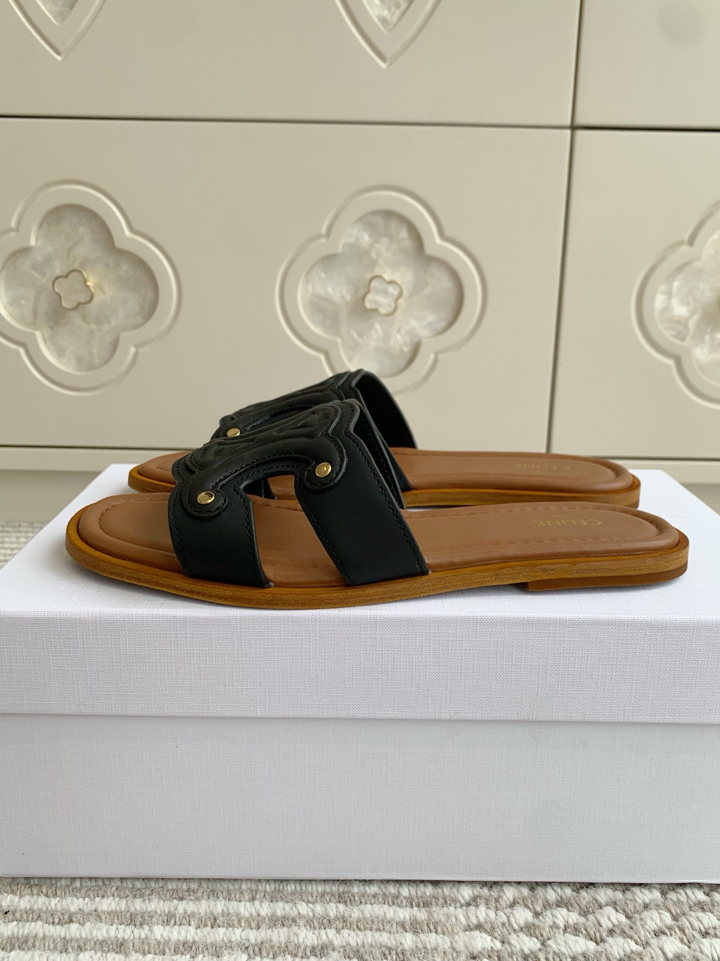 CELINE 26S TRIOMPHE SLIDE SANDALS IN BLACK CALFSKIN WITH TAN BROWN FOOTBED