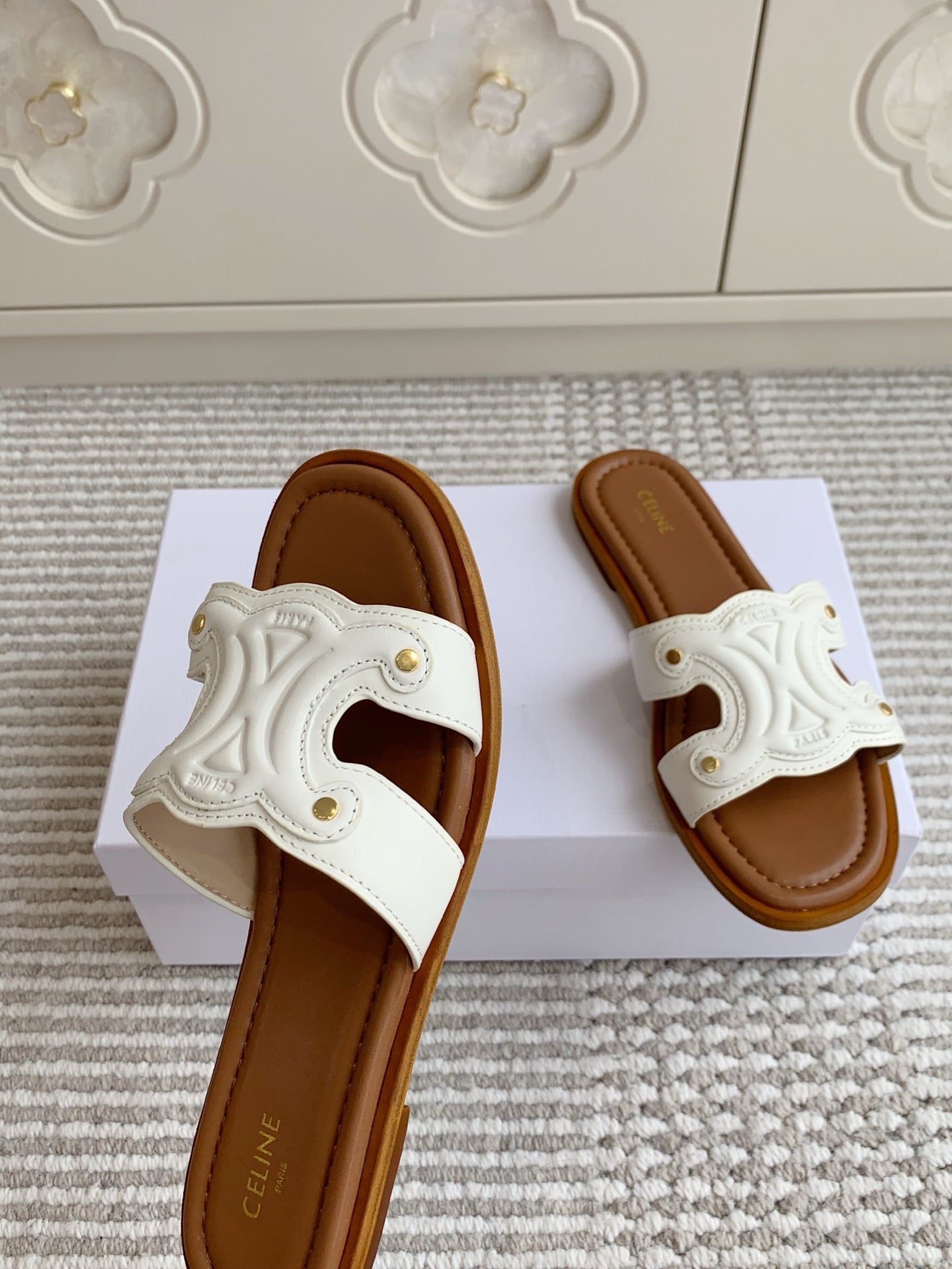 CELINE 26S TRIOMPHE SLIDE SANDALS IN IVORY WHITE CALFSKIN WITH TAN BROWN FOOTBED