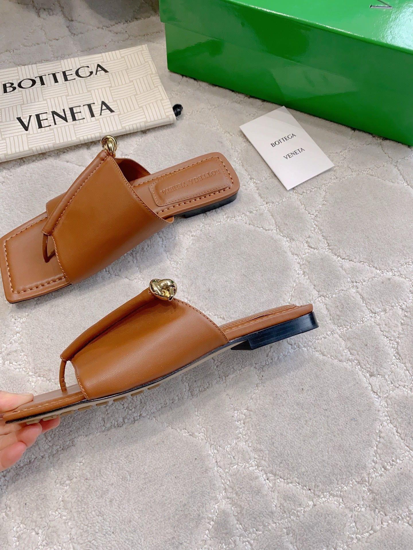 BOTTEGA VENETA 26S FLAT THONG SANDALS IN BROWN LAMBSKIN