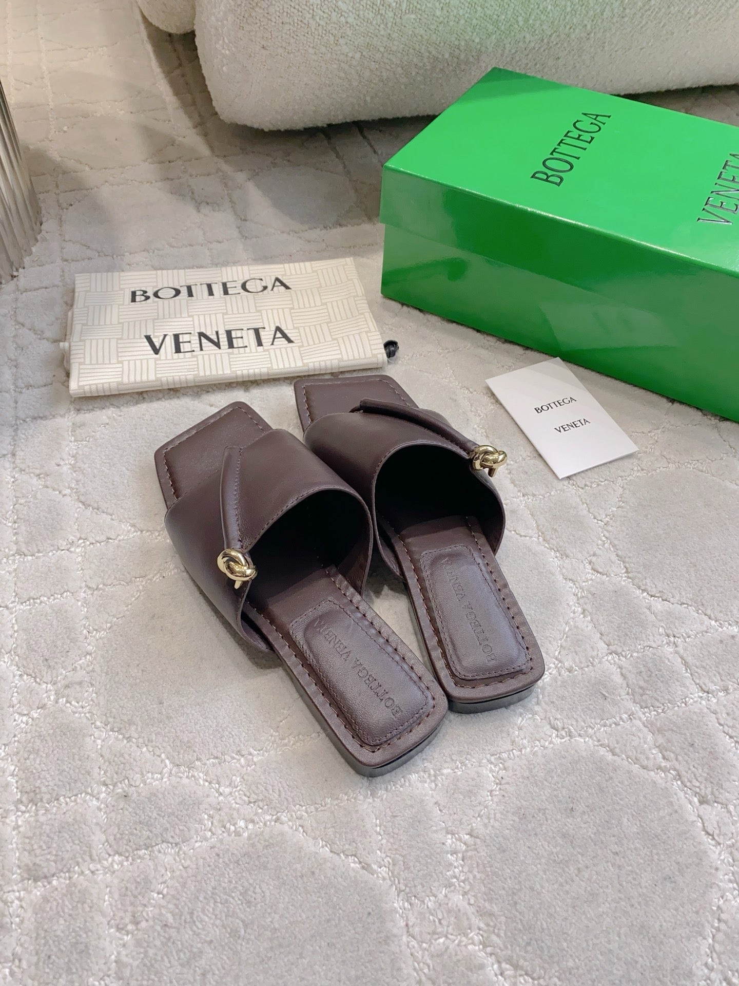 BOTTEGA VENETA 26S FLAT THONG SANDALS IN DARK BROWN LAMBSKIN