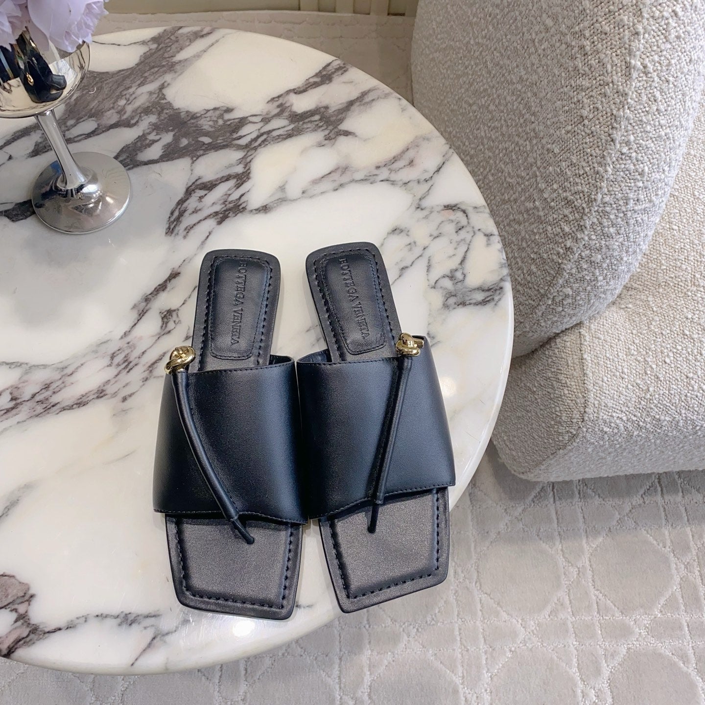 BOTTEGA VENETA 26S FLAT THONG SANDALS IN BLACK LAMBSKIN