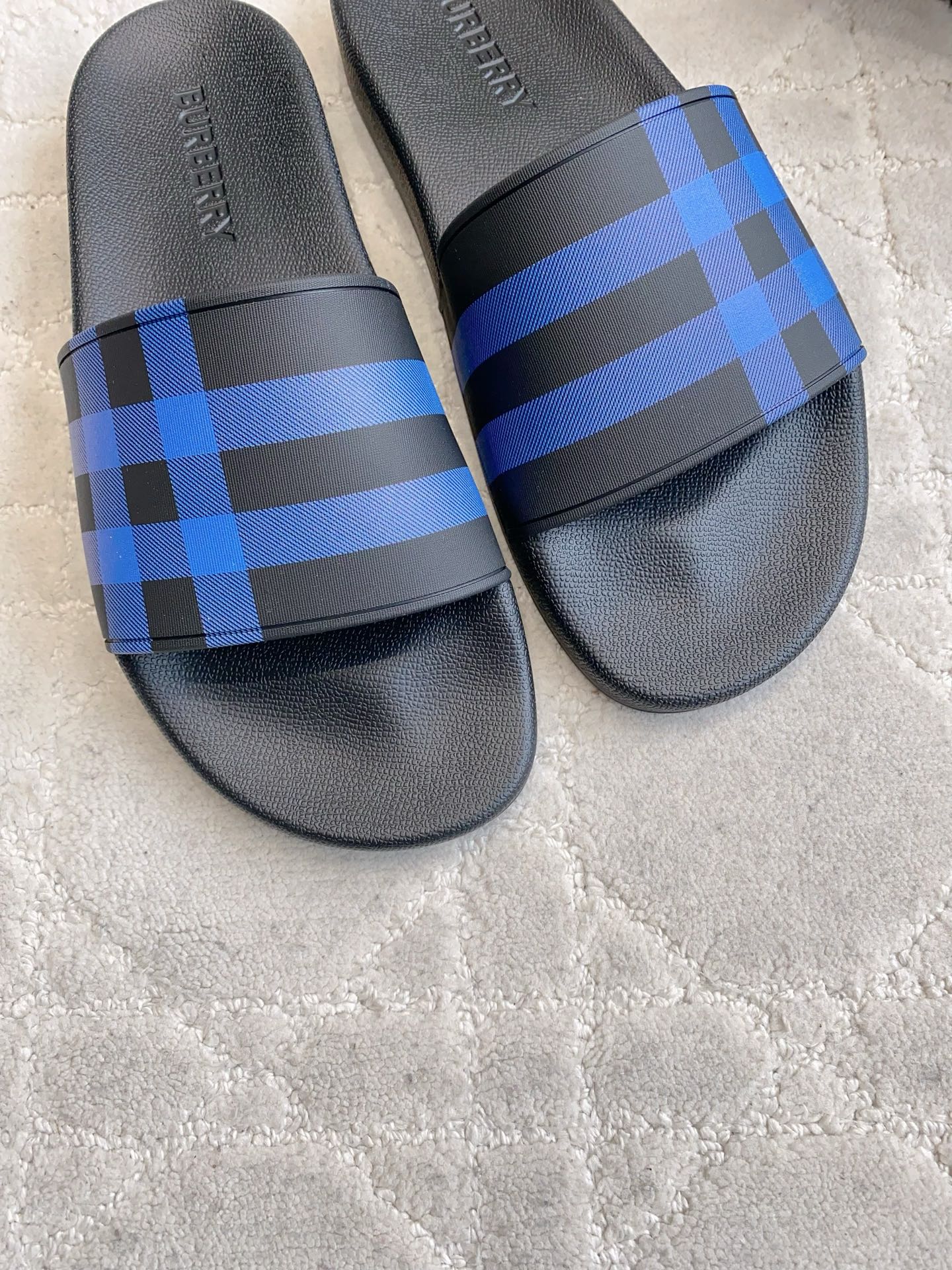 BURBERRY 26S CHECK PRINT RUBBER SLIDES IN BLUE BLACK CALFSKIN