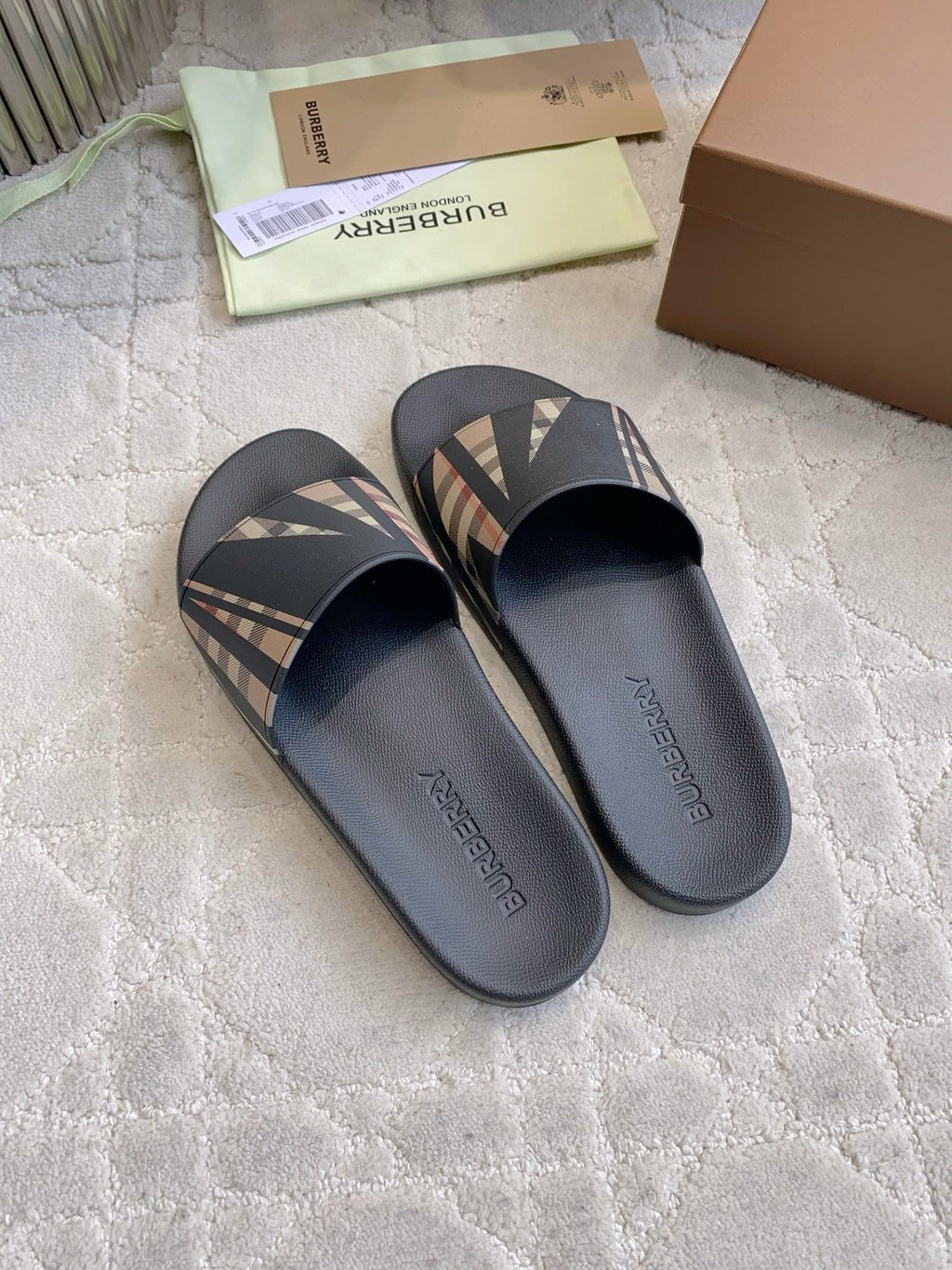 BURBERRY 26S CHECK PRINT RUBBER SLIDES IN BLACK BEIGE CALFSKIN