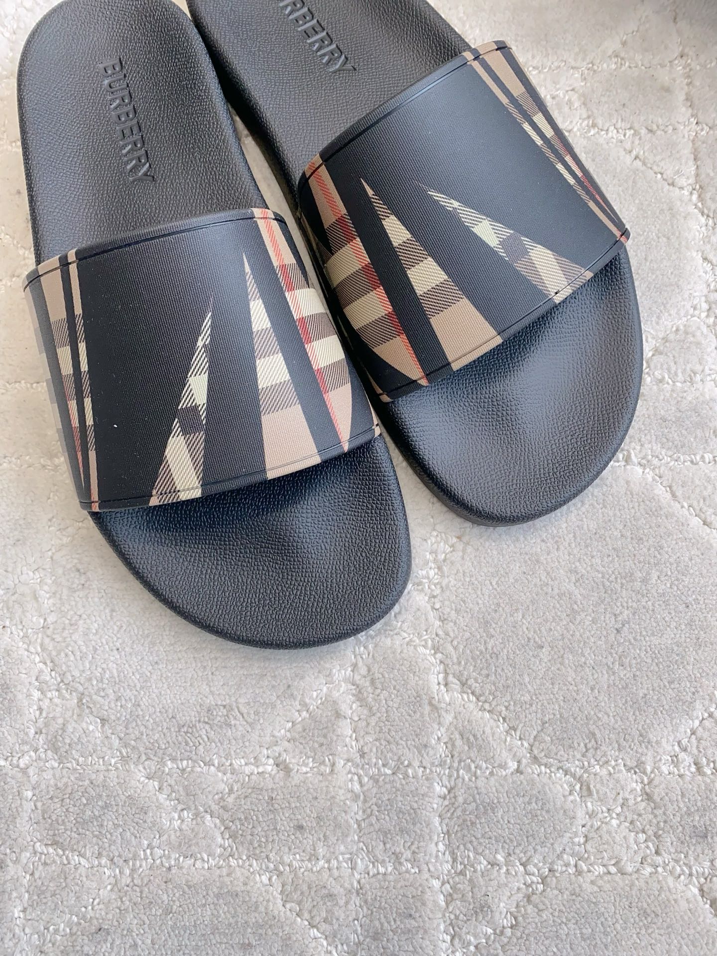 BURBERRY 26S CHECK PRINT RUBBER SLIDES IN BLACK BEIGE CALFSKIN