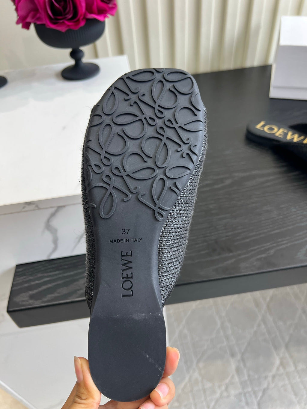 LOEWE 26S SANDALS IN BLACK RAFFIA AND LAMBSKIN