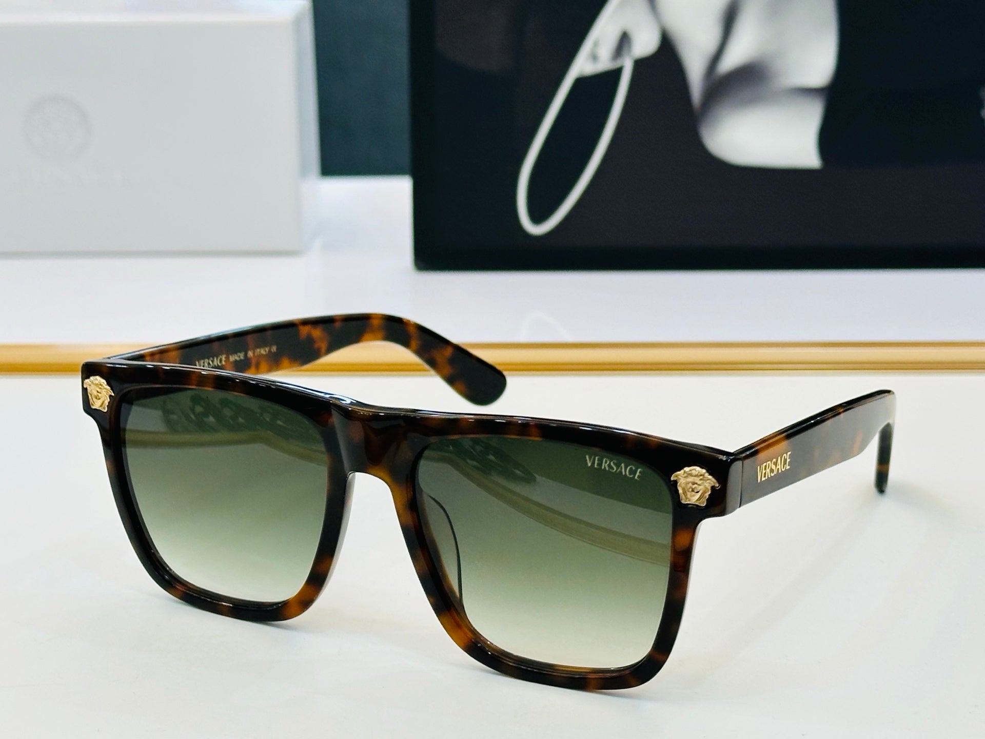 SIGNATURE SQUARED FRAME SUNGLASSES VE4526 IN ACETATE
