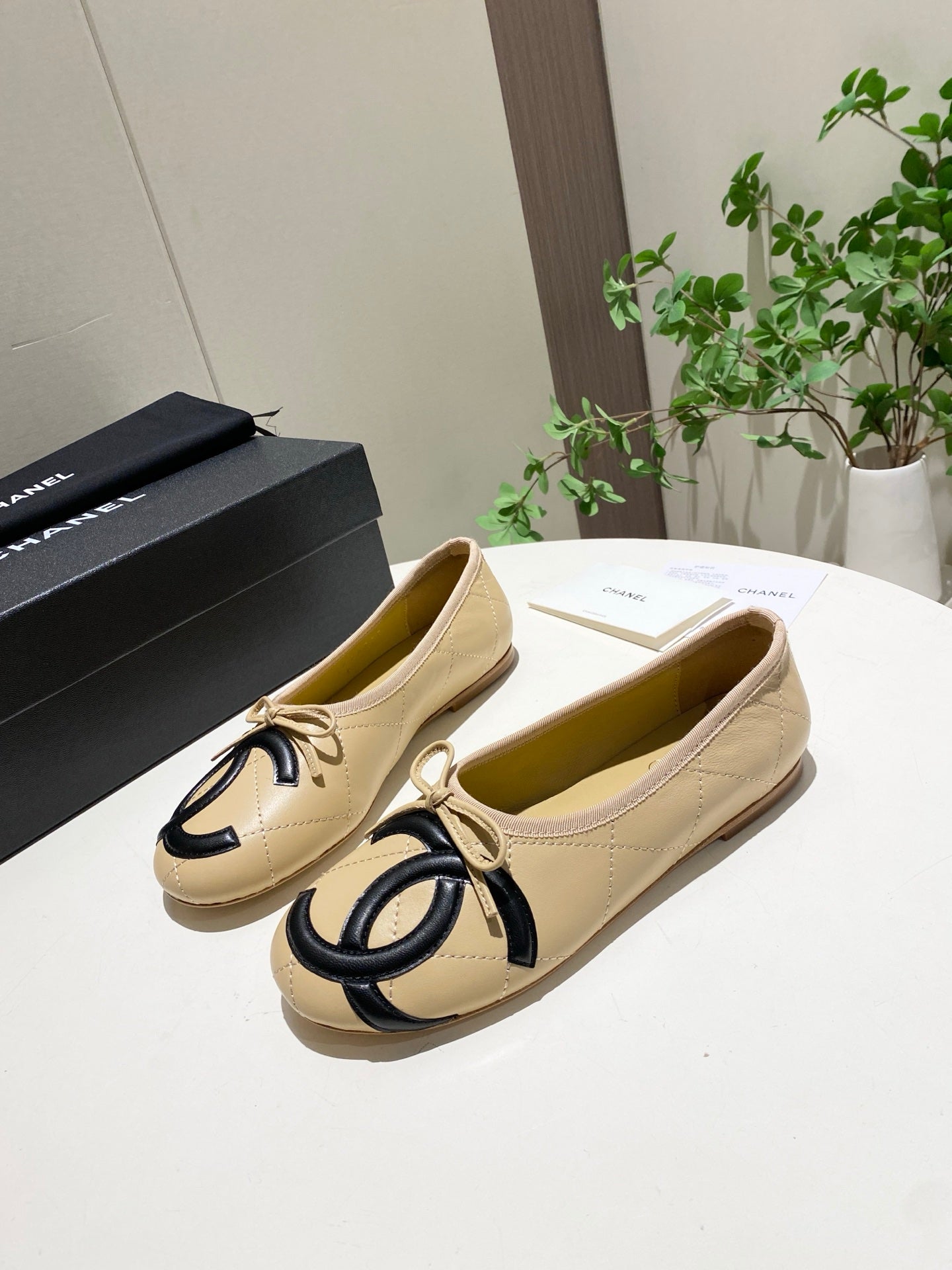CHANEL 26S FLATS IN BEIGE LAMBSKIN WITH BOW