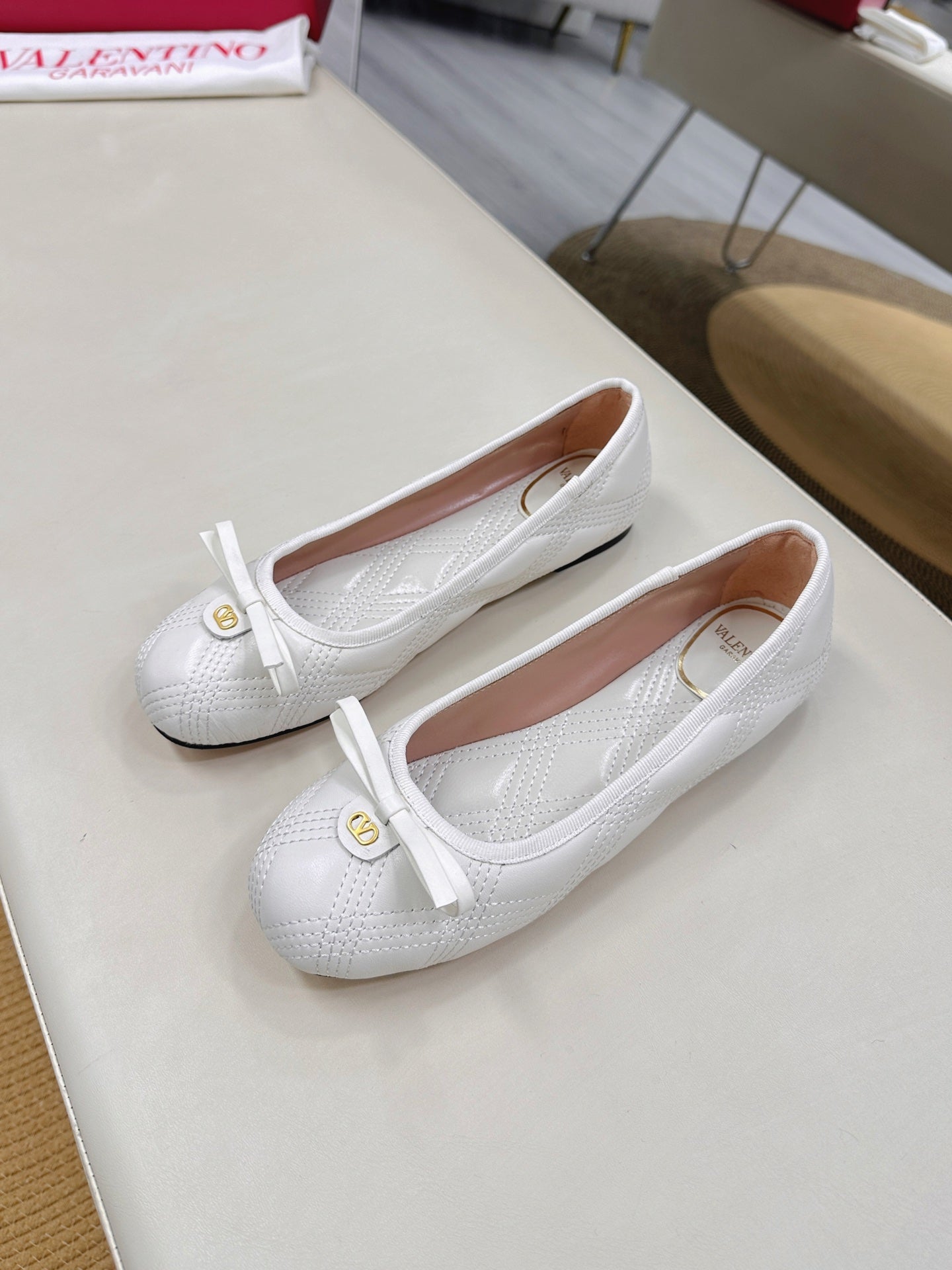 VLTN CLASSIC BALLET FLATS 25S IN WHITE CALFSKIN WITH BOW