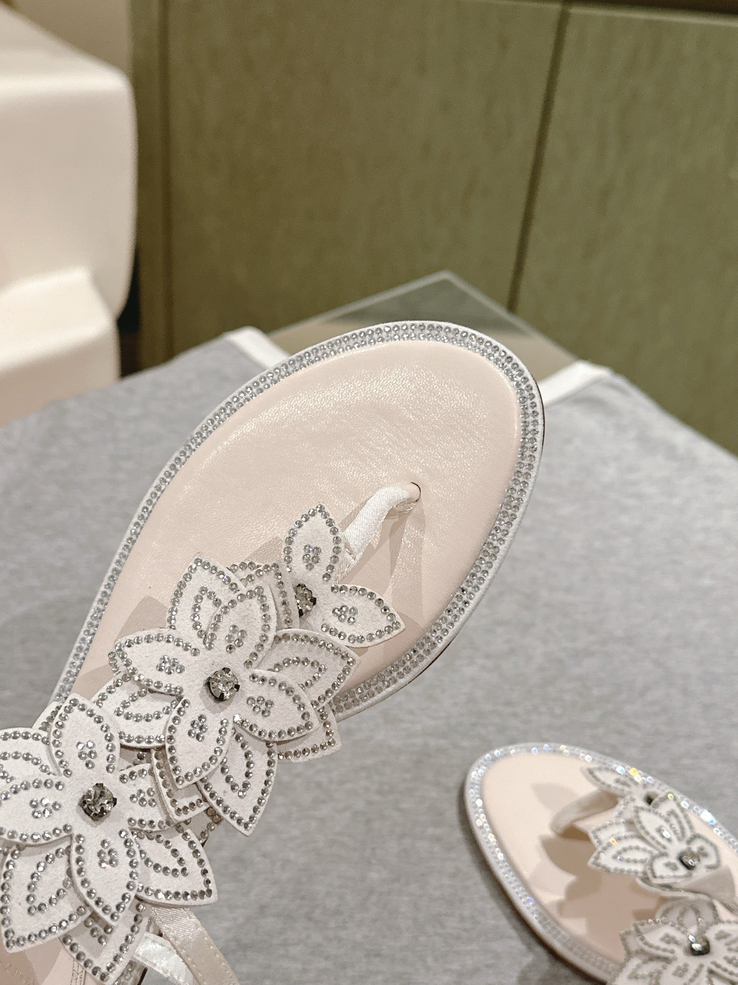 RENE CAOVILLA 26S THONG SANDALS IN CREAM WHITE LAMBSKIN FLOWER EMBELLISHED