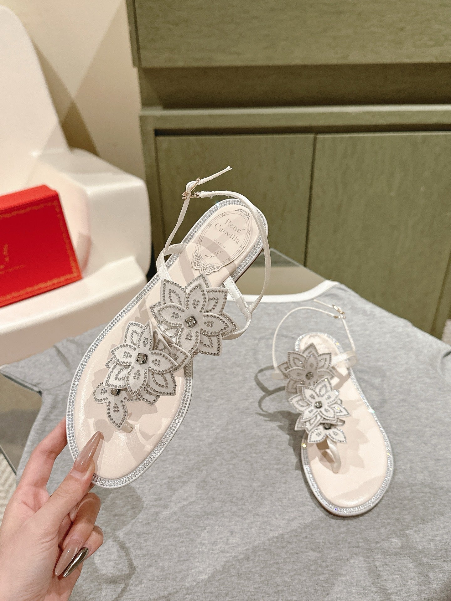 RENE CAOVILLA 26S THONG SANDALS IN CREAM WHITE LAMBSKIN FLOWER EMBELLISHED