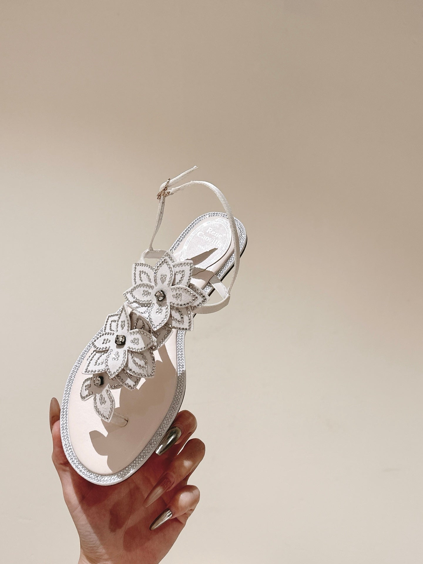 RENE CAOVILLA 26S THONG SANDALS IN CREAM WHITE LAMBSKIN FLOWER EMBELLISHED