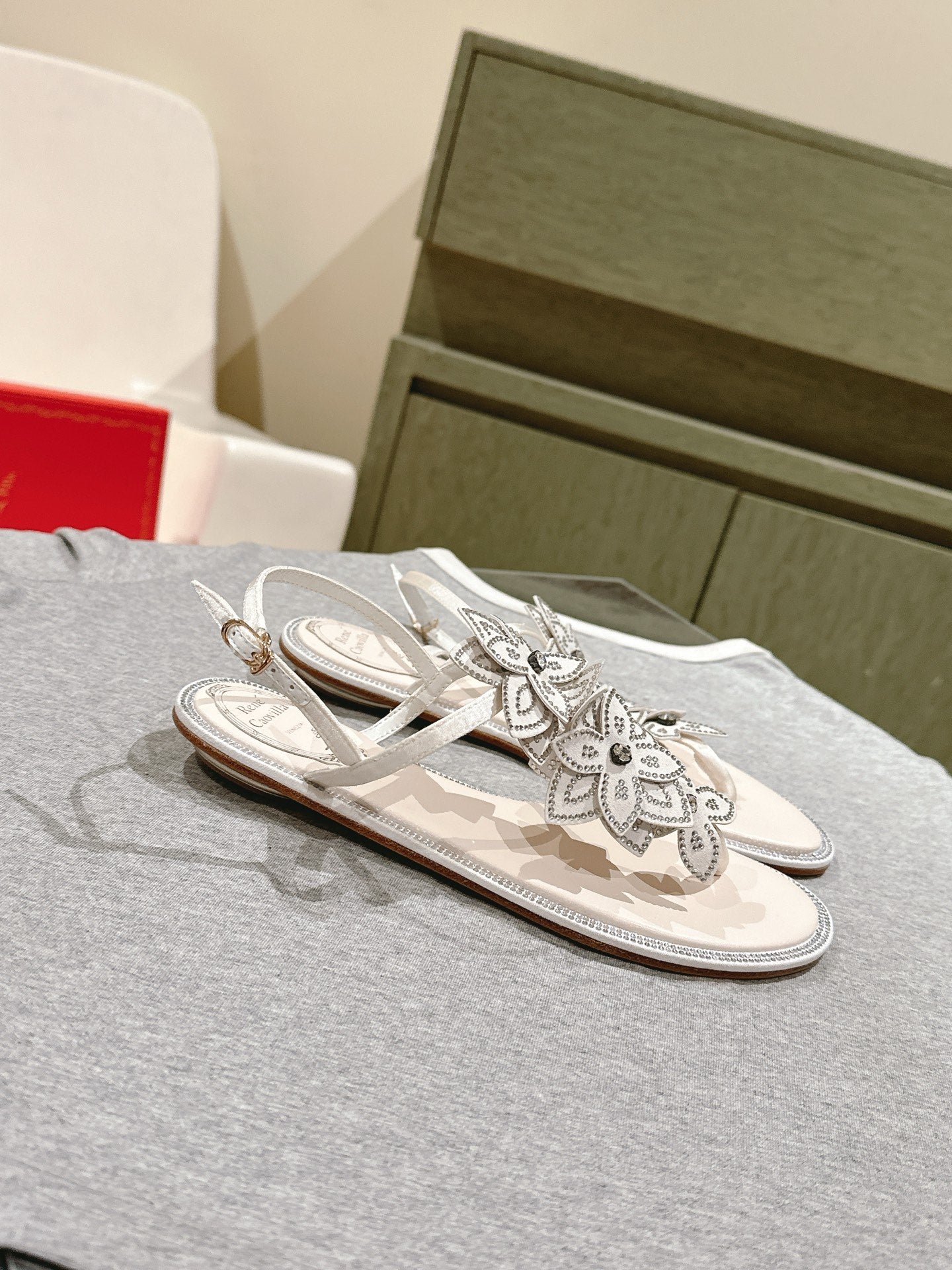 RENE CAOVILLA 26S THONG SANDALS IN CREAM WHITE LAMBSKIN FLOWER EMBELLISHED