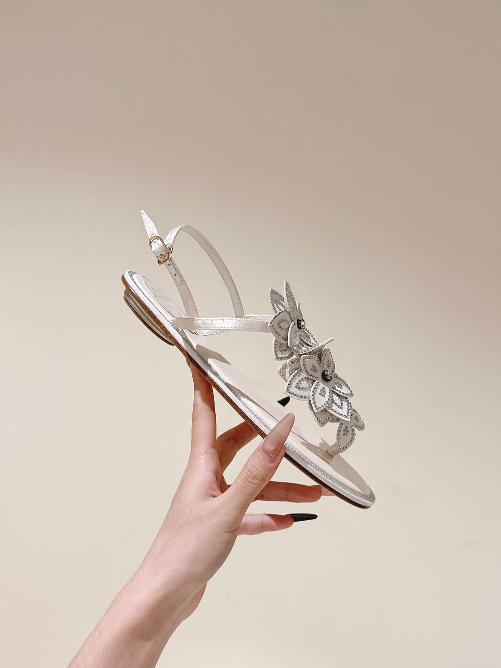 RENE CAOVILLA 26S THONG SANDALS IN CREAM WHITE LAMBSKIN FLOWER EMBELLISHED