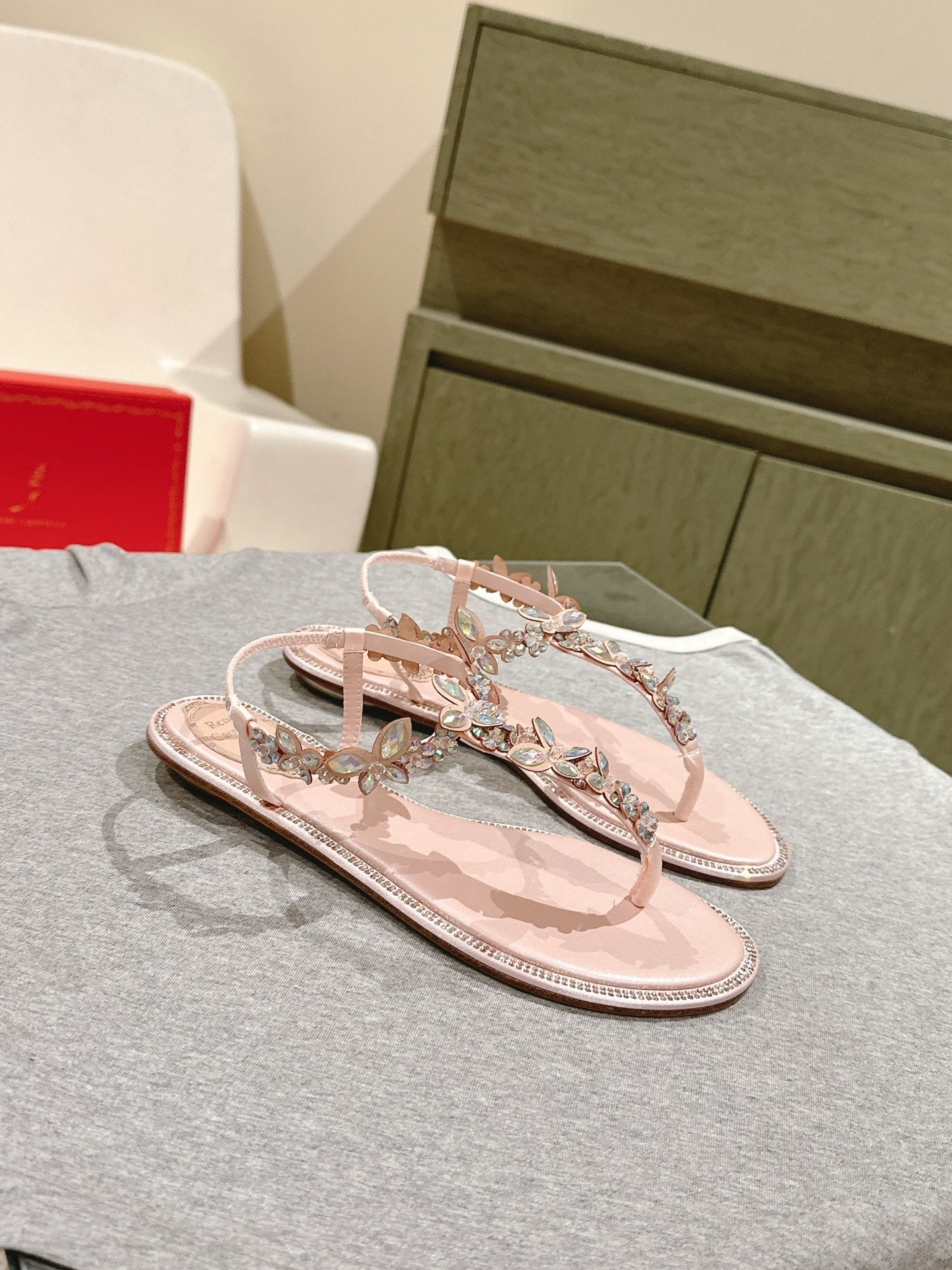 RENE CAOVILLA 26S THONG SANDALS IN NUDE PINK LAMBSKIN WITH CRYSTAL