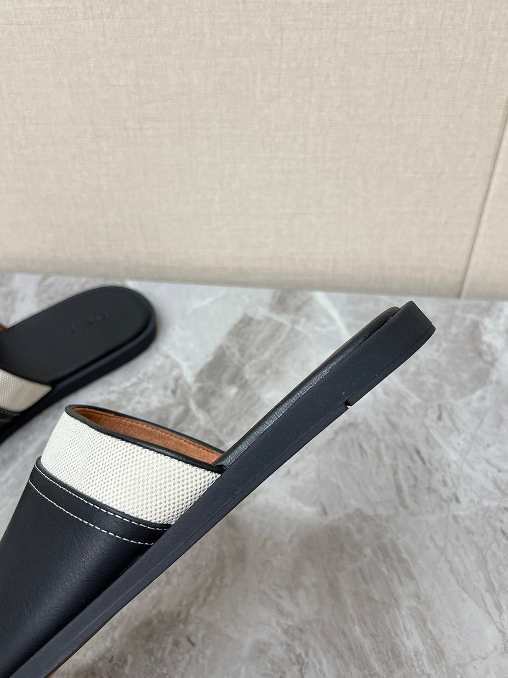 LP 26S SLIDES SANDAL IN BLACK CALFSKIN AND IVORY WHITE CANVAS