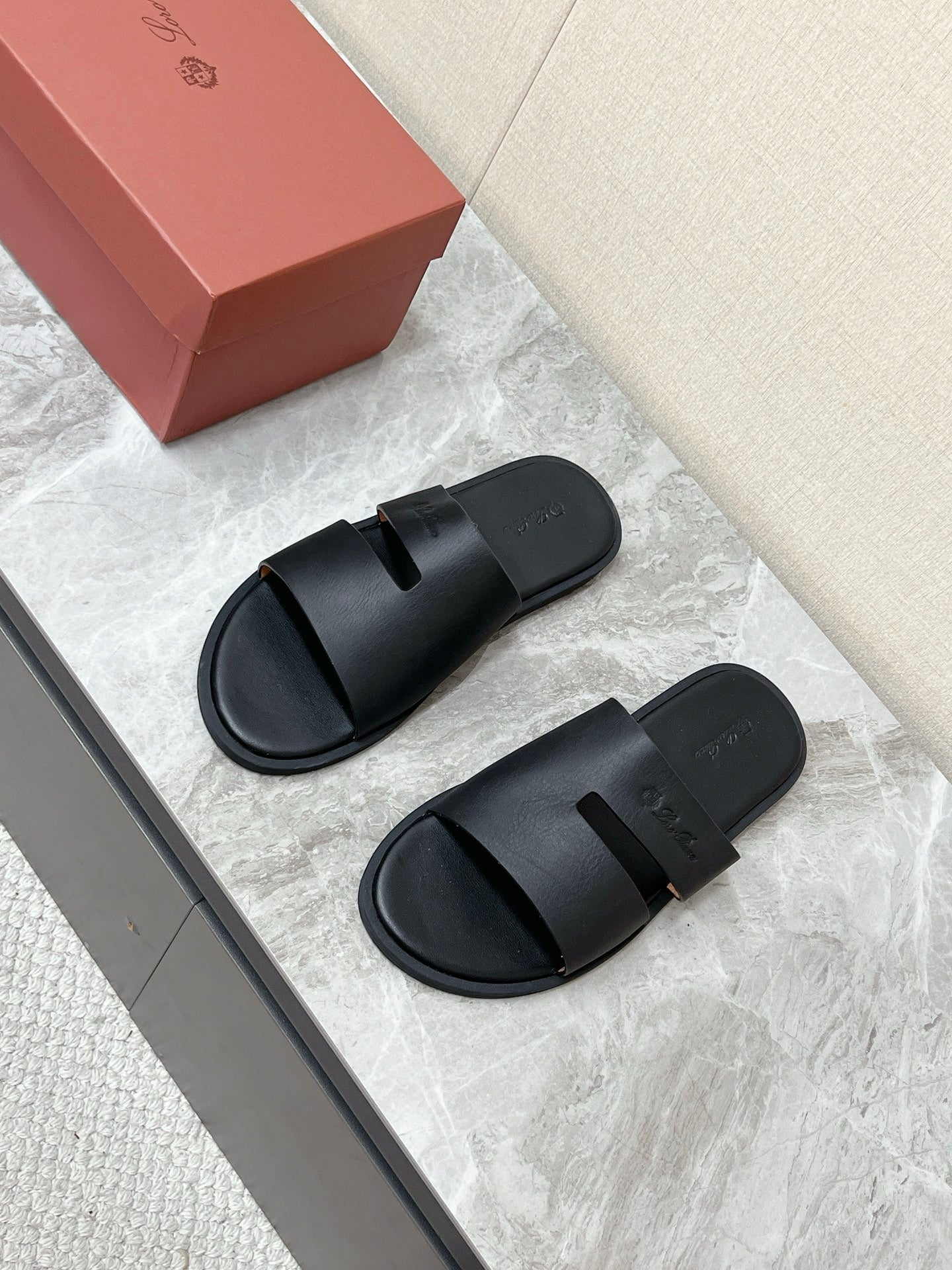 LP 26S CLASSIC H-CUT SLIDES IN BLACK CALFSKIN