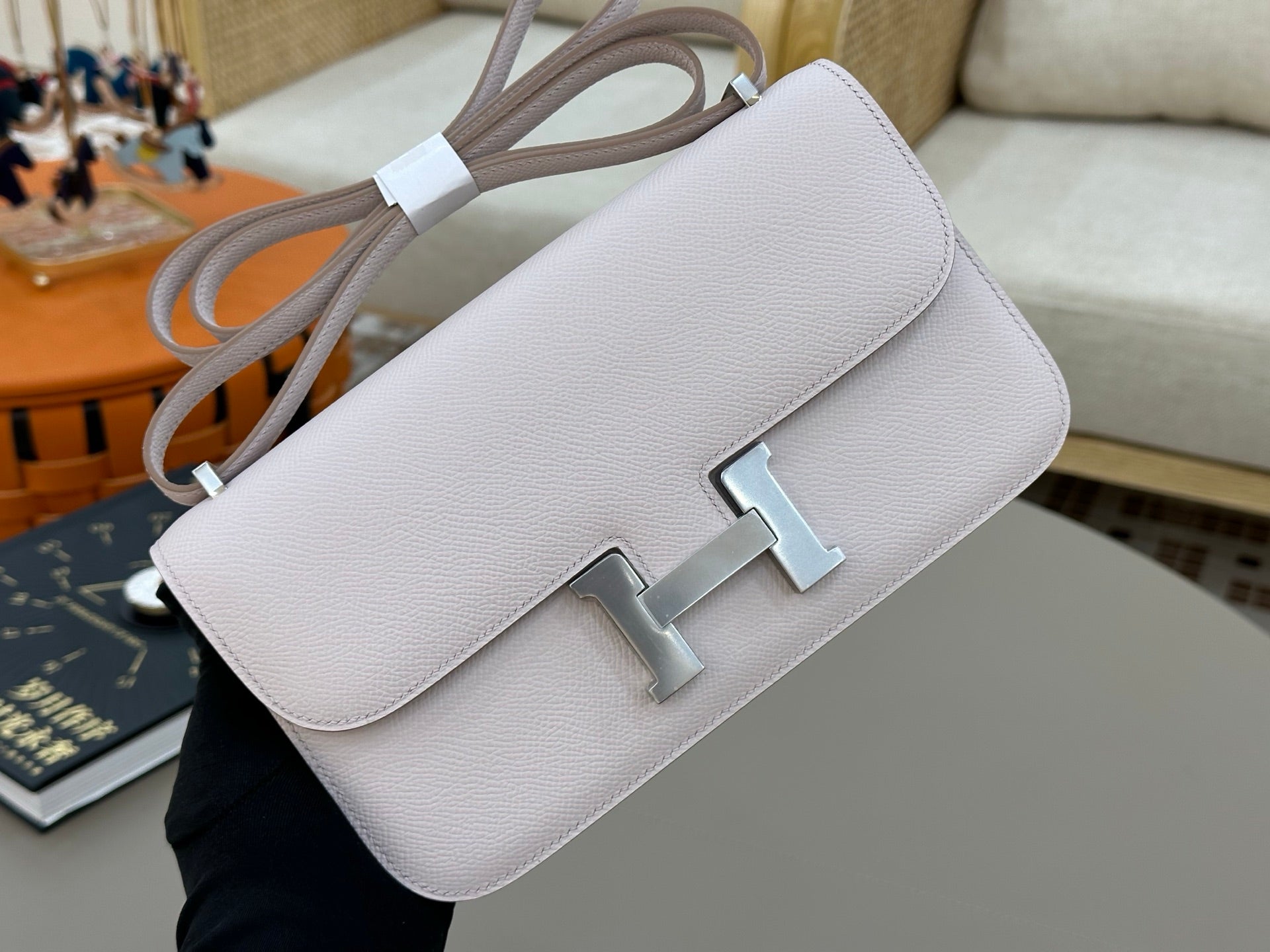 HM 25S CONSTANCE ELAN 24 CM IN ASH PINK-GREY EPSOM WITH SILVER HARDWARE