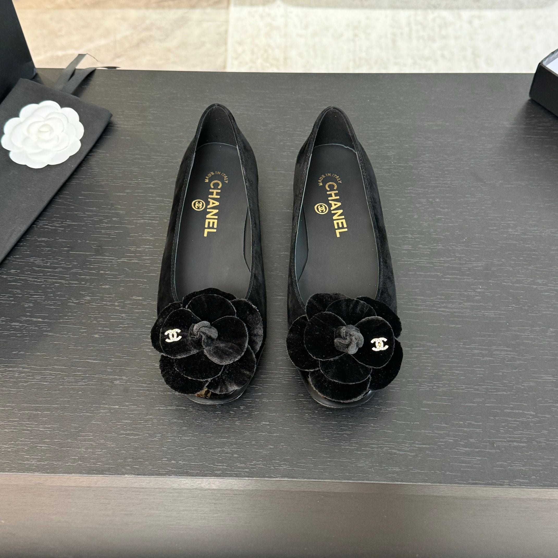 BALLET FLATS IN BLACK SUEDE WITH CAMELLIA