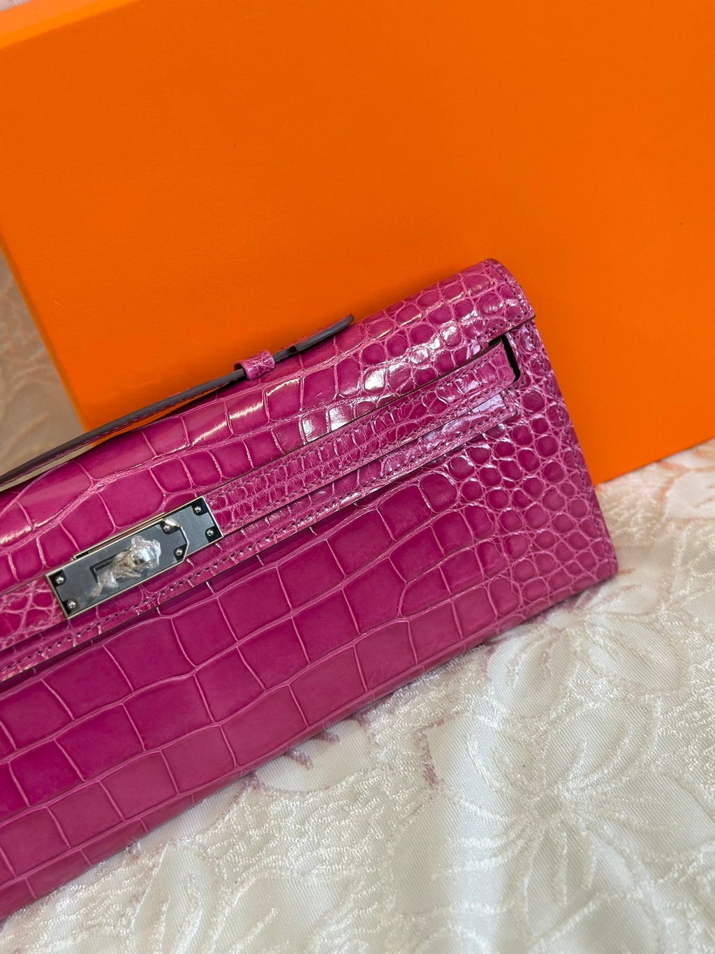 KELLY CUT 31 IN MAGENTA PURPLE SHINNY ALLIGATOR LEATHER WITH SILVER HARDWARE