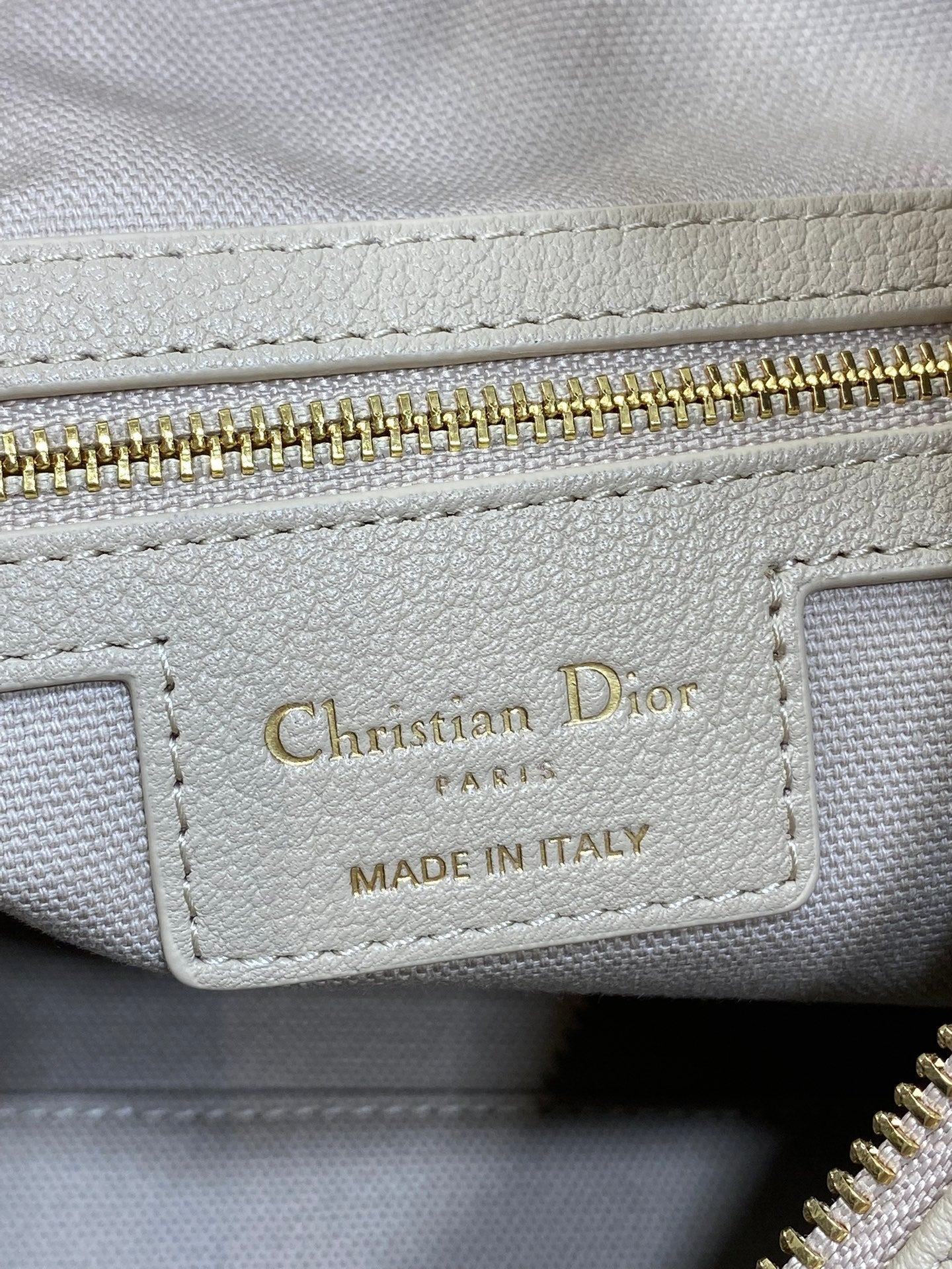 DIOR 25S VOYAGE BAG 34 IN POWDER BEIGE FLAT MACROCANNAGE GRAINED CALFSKIN