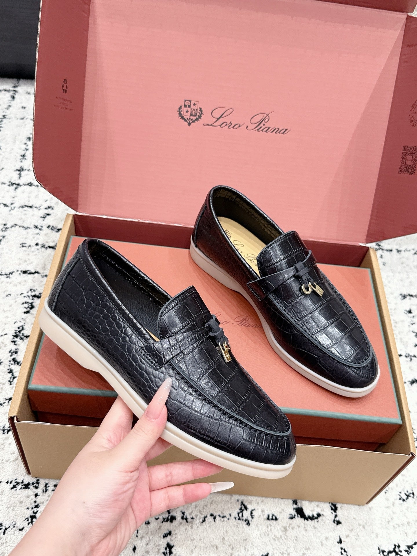 LP 26S SUMMER CHARMS WALK LOAFER IN BLACK CROCODILE CALFSKIN GOLD HARDWARE