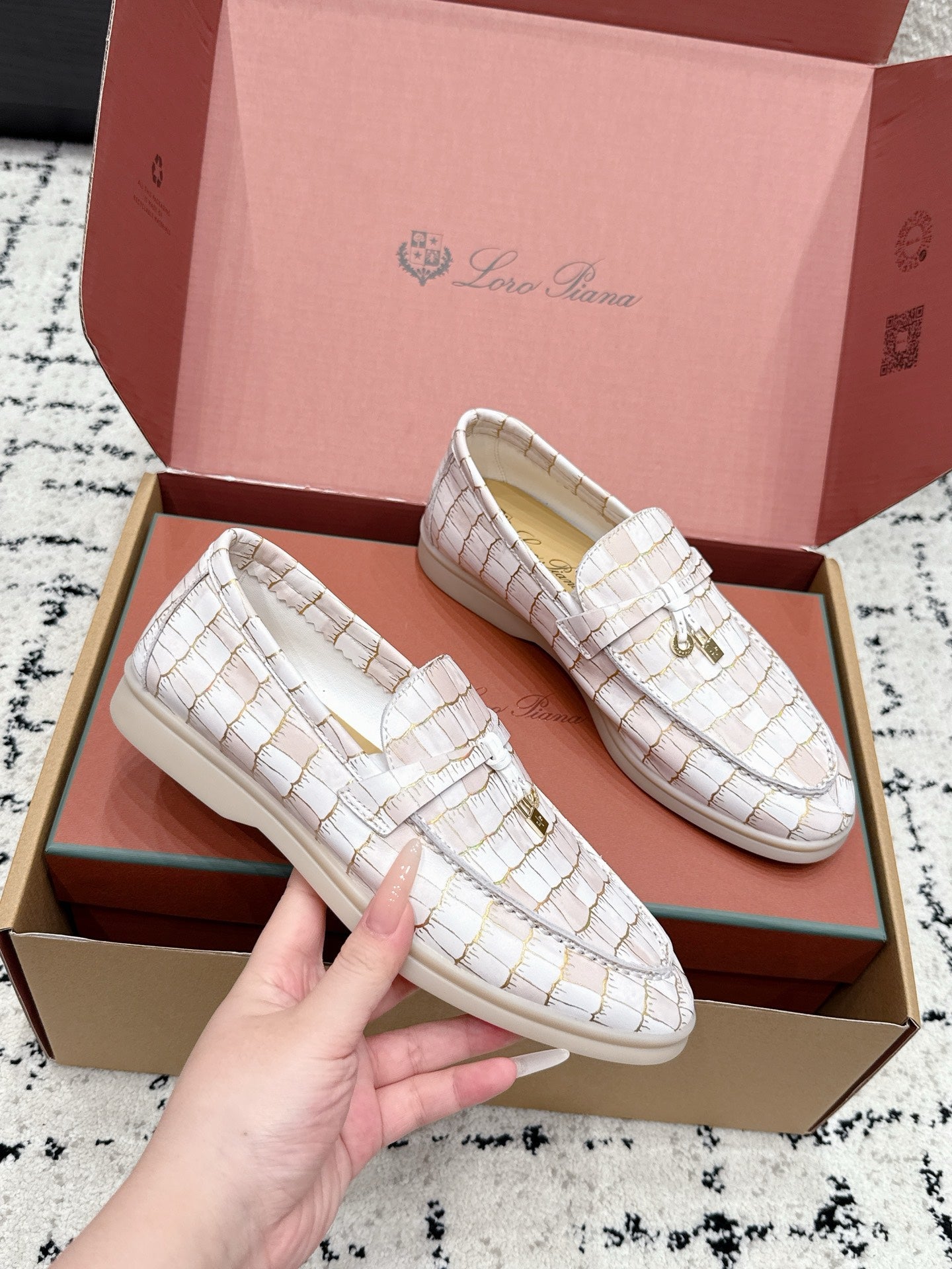 LP 26S SUMMER CHARMS WALK LOAFER IN WHITE CROCODILE CALFSKIN GOLD HARDWARE
