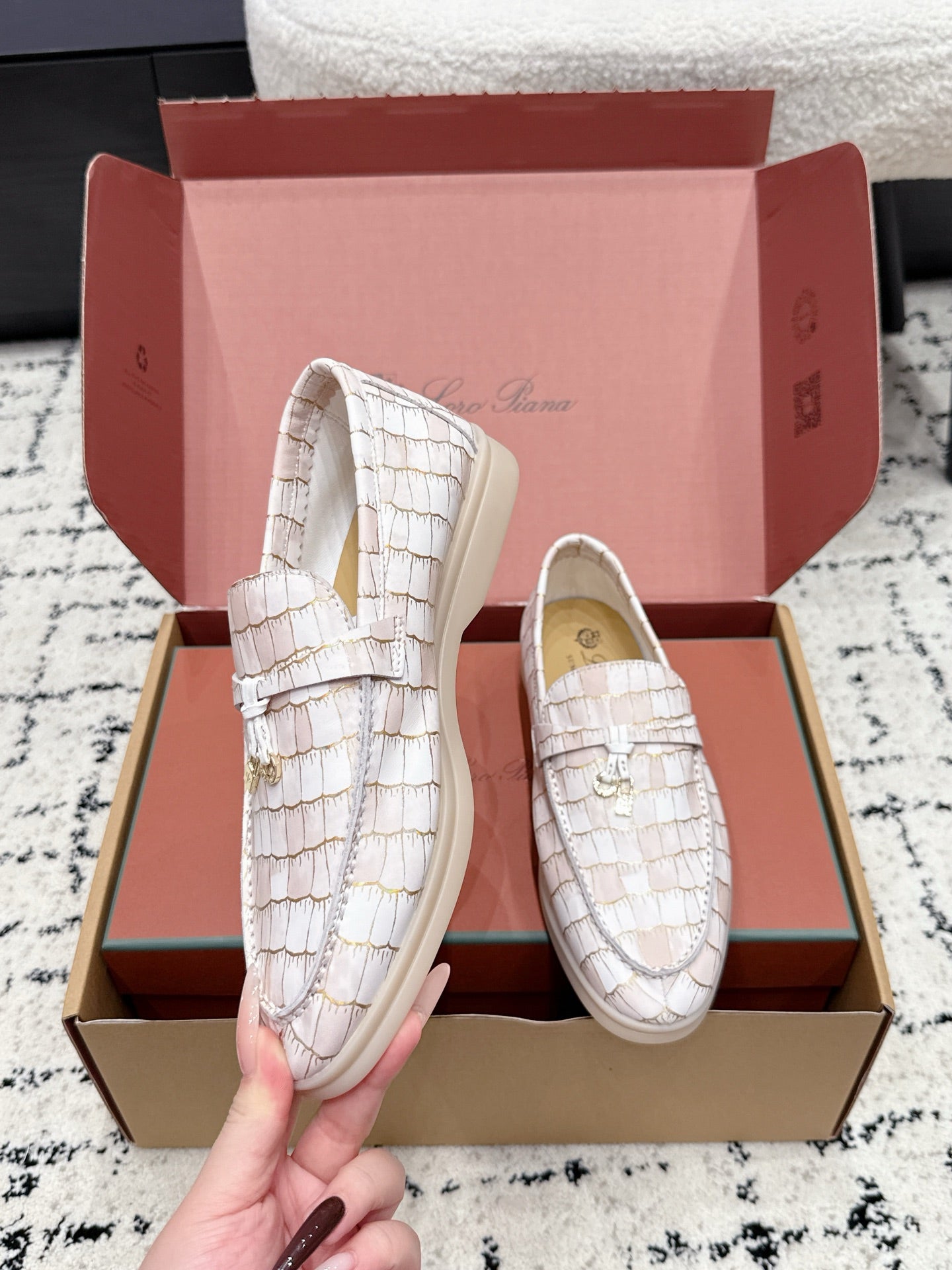 LP 26S SUMMER CHARMS WALK LOAFER IN WHITE CROCODILE CALFSKIN GOLD HARDWARE