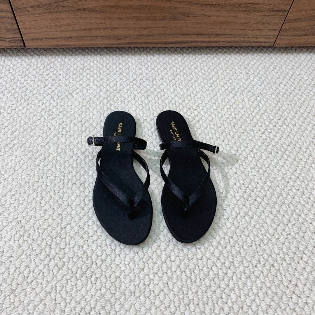 SL CRYSTAL BUCKLE THONG SANDAL BLACK SATIN