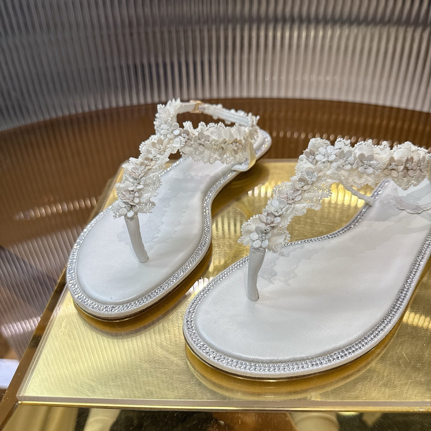 RENE CAOVILLA 26S THONG SANDALS IN WHITE LAMBSKIN FLOWER STRAP