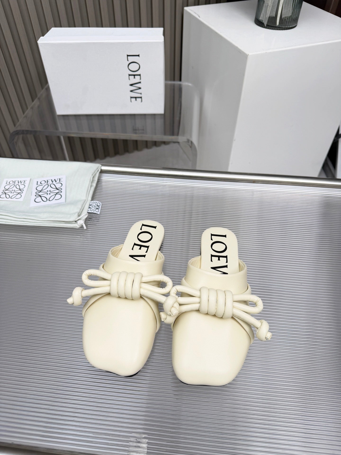 LOEWE 26S MULE LOAFERS IN IVORY WHITE CALFSKIN KNOT DETAIL