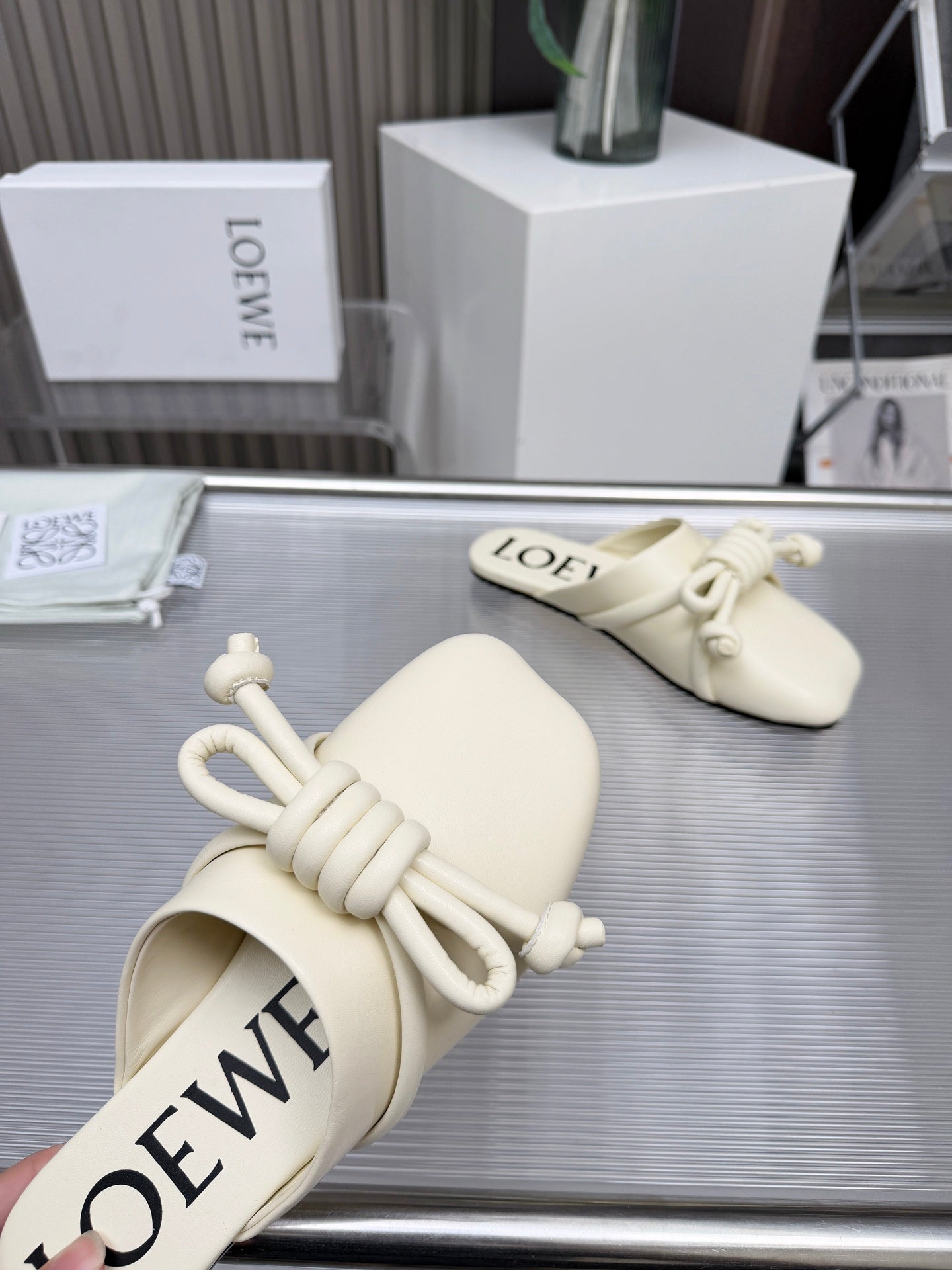 LOEWE 26S MULE LOAFERS IN IVORY WHITE CALFSKIN KNOT DETAIL