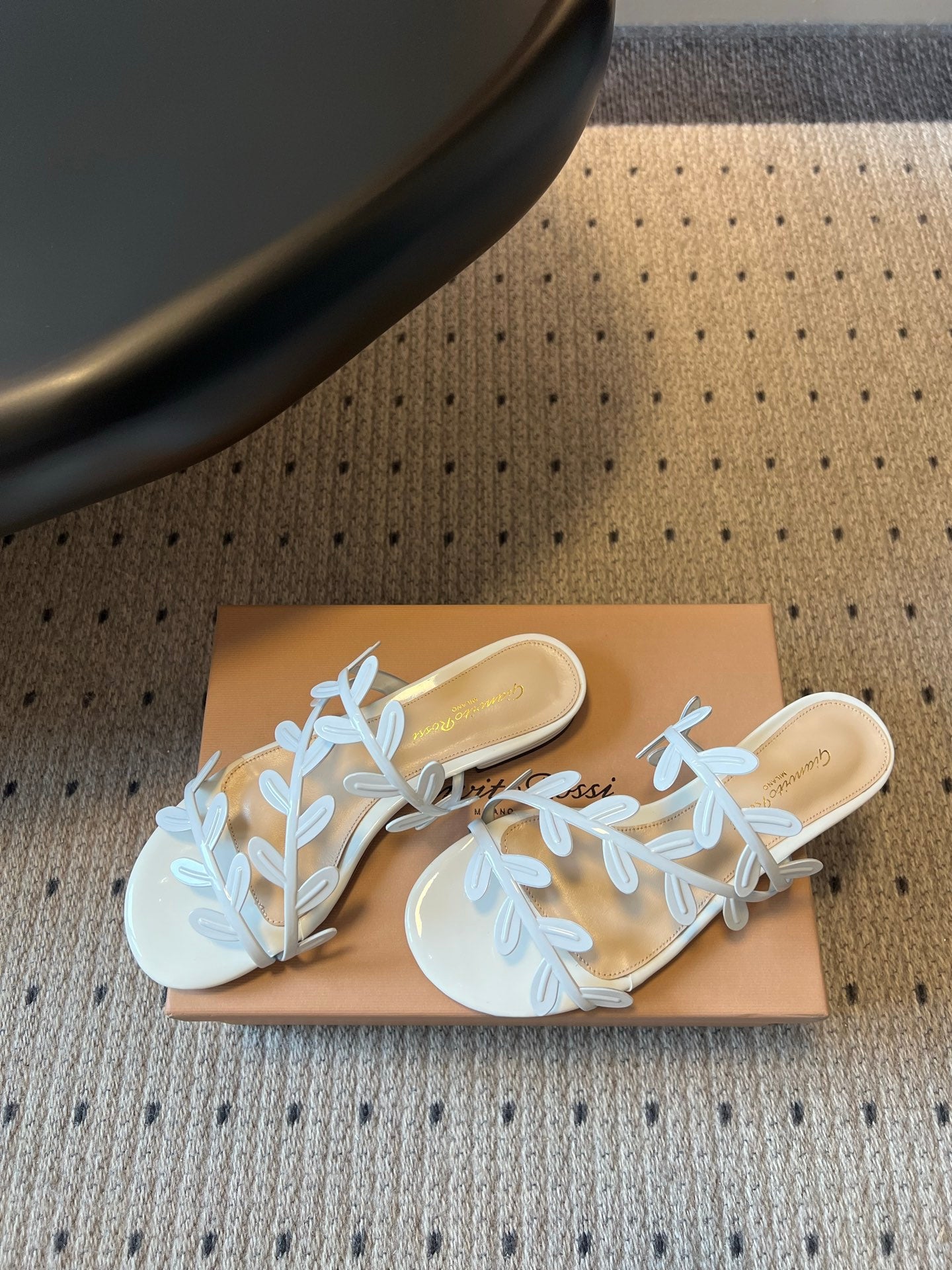 GIANVITO ROSSI 26S SANDALS IN WHITE LAMBSKIN