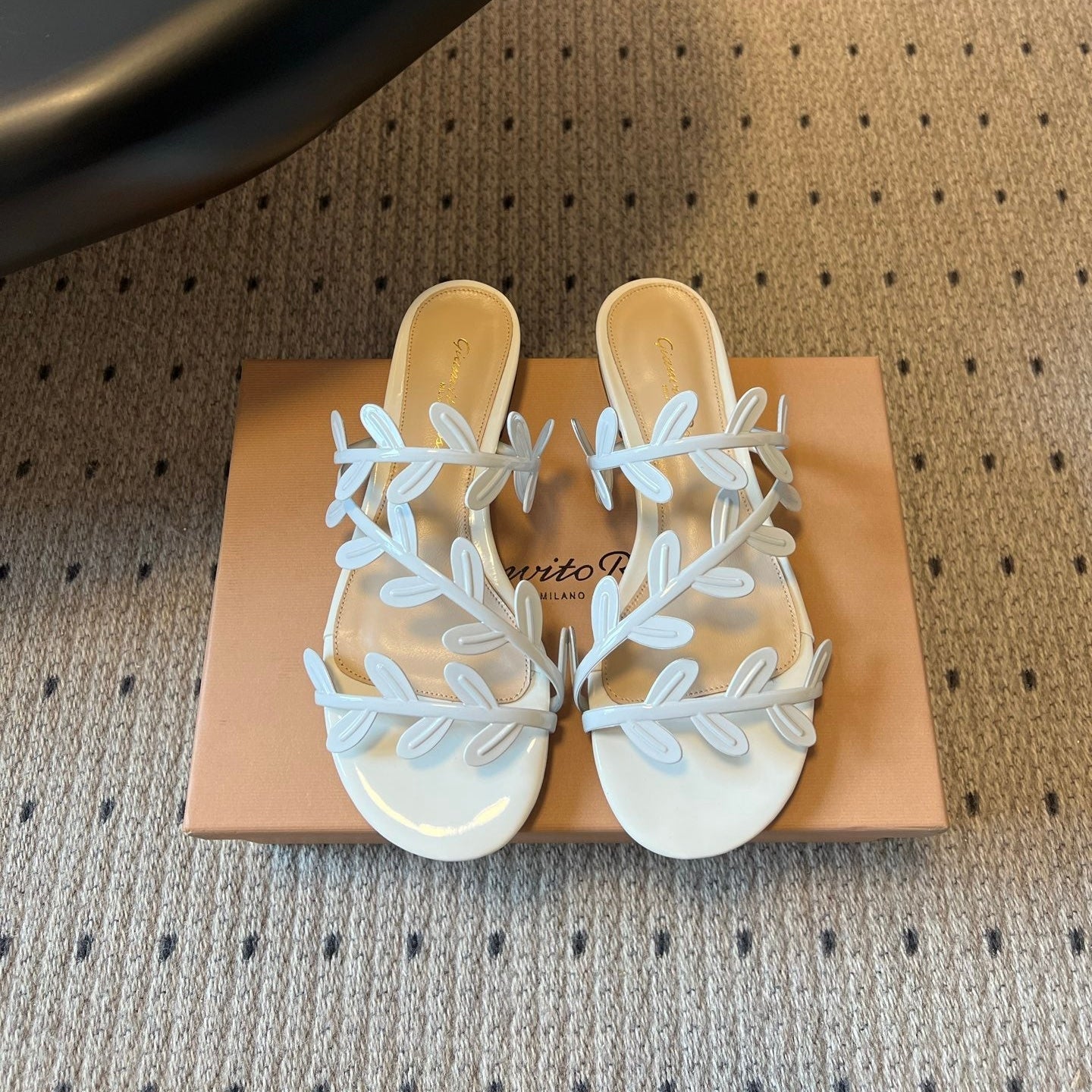 GIANVITO ROSSI 26S SANDALS IN WHITE LAMBSKIN