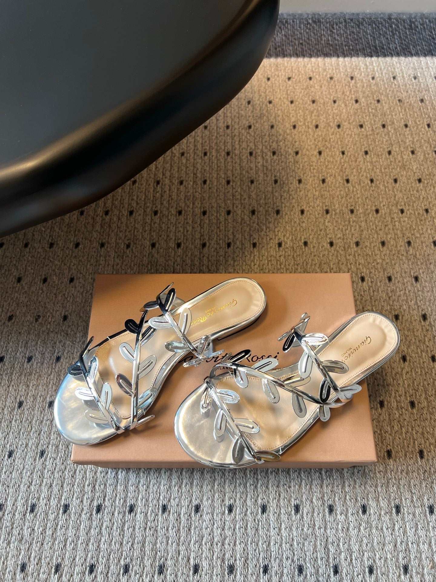 GIANVITO ROSSI 26S SANDALS IN SILVER LAMBSKIN
