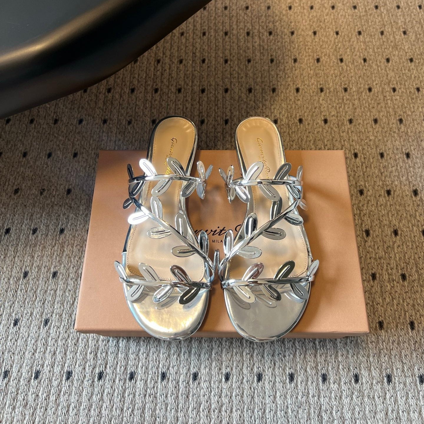 GIANVITO ROSSI 26S SANDALS IN SILVER LAMBSKIN