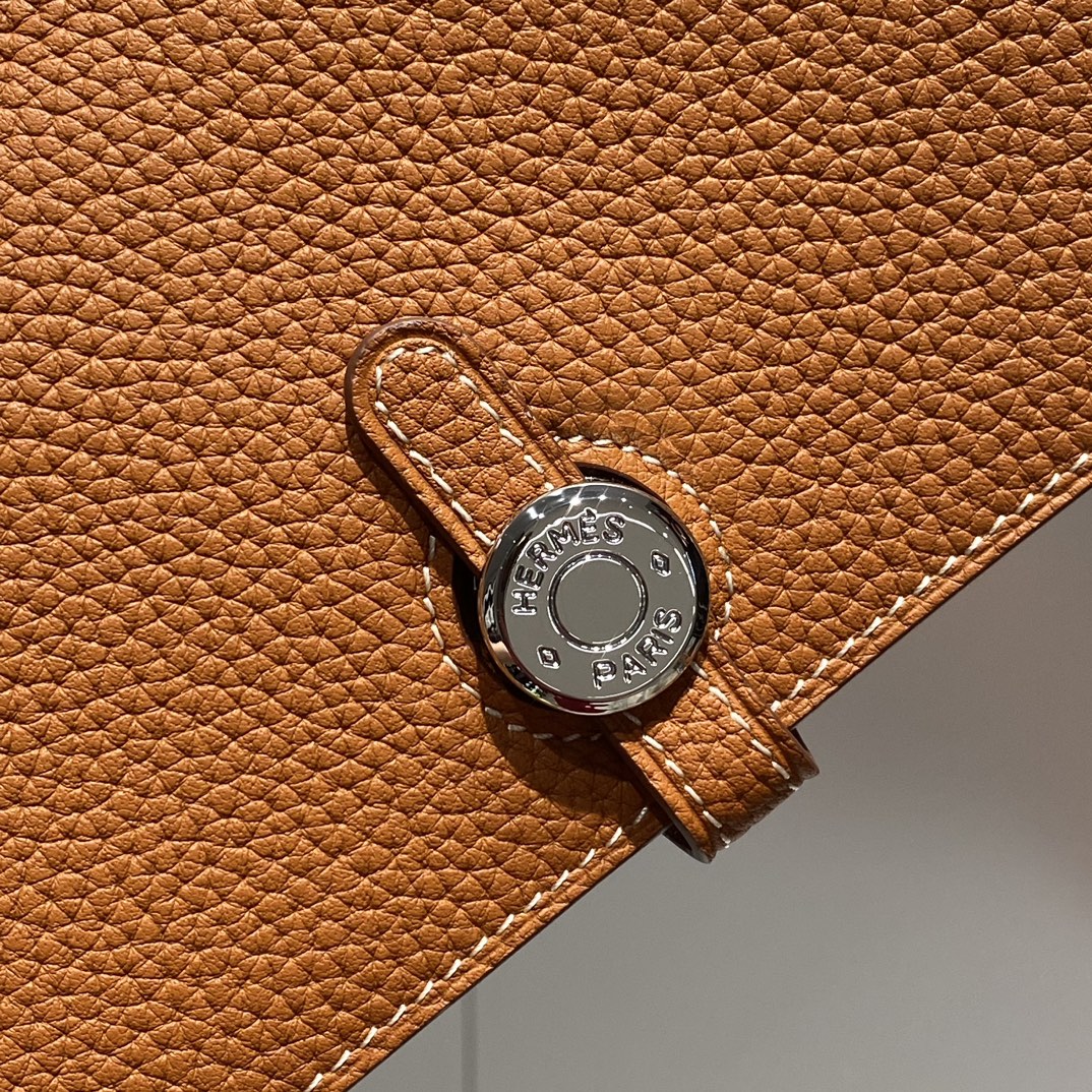 TOGO PASSPORT HOLDER 20 IN GINGER ORANGE CALFSKIN